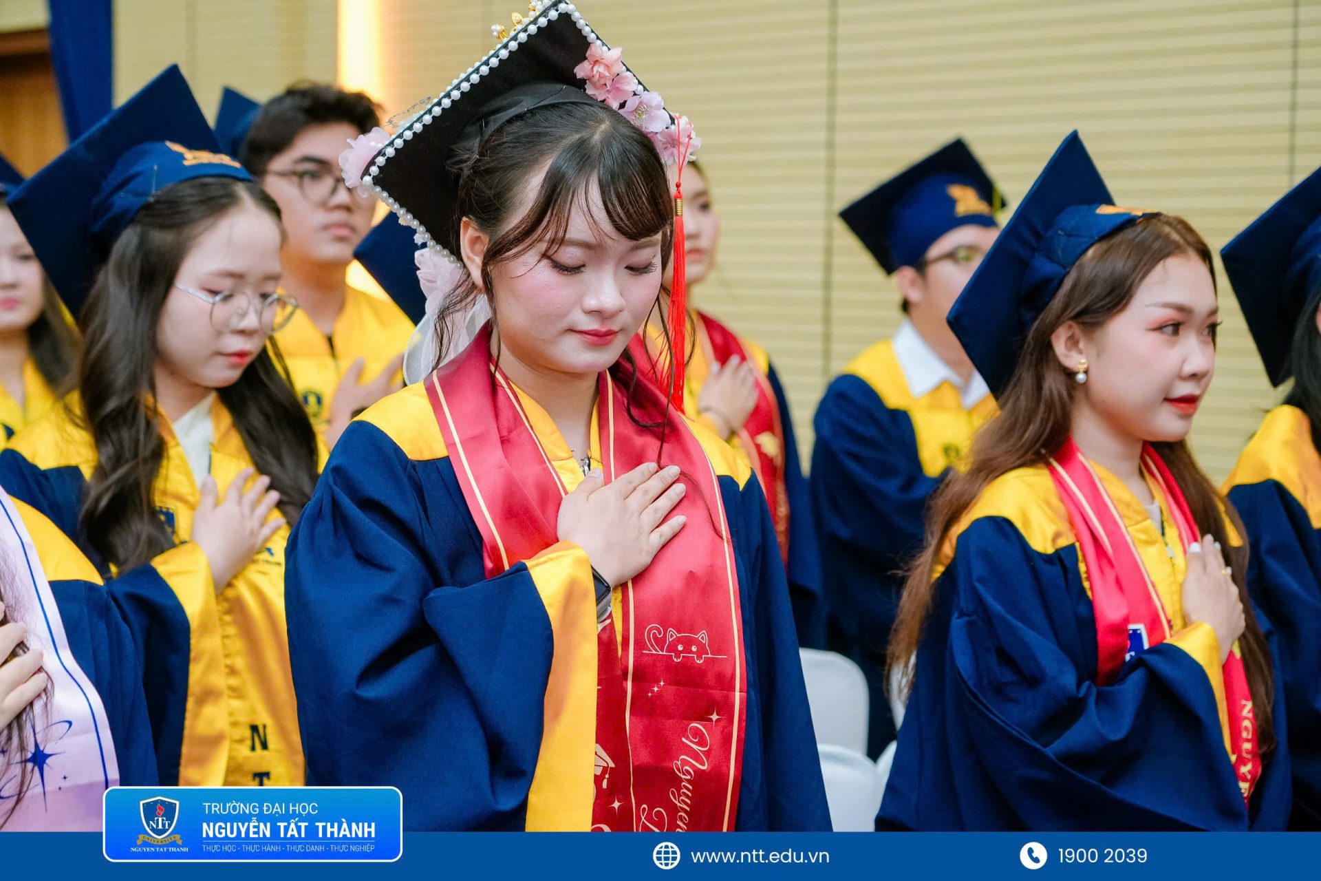 Trong nghi thức tri ân, các tân khoa cùng cúi đầu cảm ơn cha mẹ và gia đình; Trường Đại học Nguyễn Tất Thành cũng trân trọng gửi lời tri ân đến quý phụ huynh vì đã luôn tin tưởng, sẻ chia và cùng Nhà trường nâng bước các em trên hành trình trưởng thành