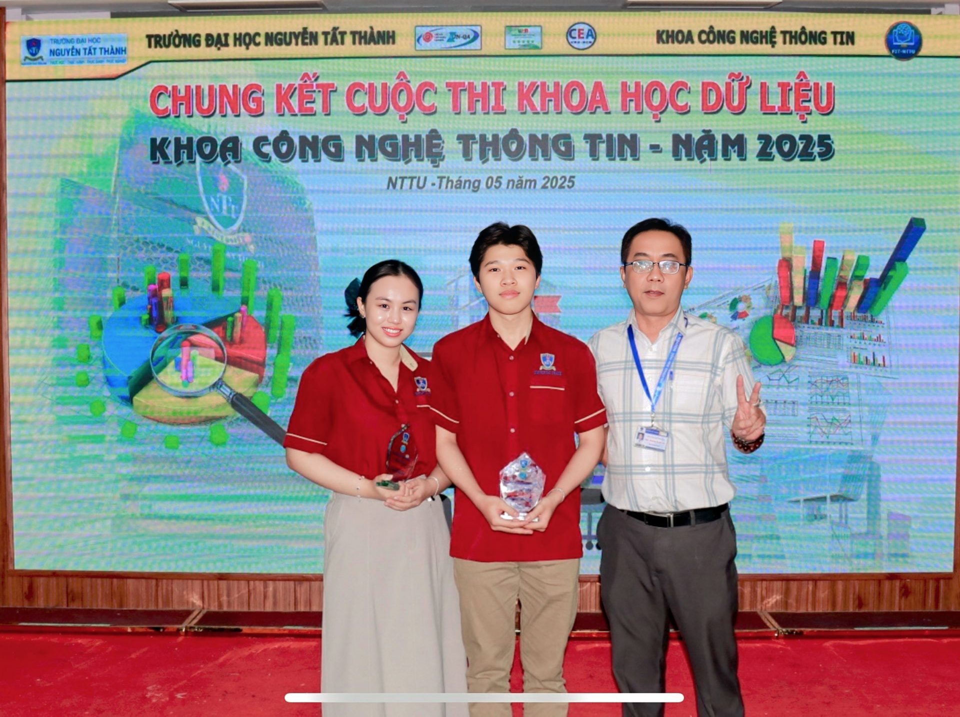 Khép lại hơn ba năm đại học, Lê Thanh Nhàn ghi dấu hành trình học tập bằng GPA 3,89/4,0 cùng ba giải thưởng trong các lĩnh vực khoa học dữ liệu, trí tuệ nhân tạo và Gen AI.