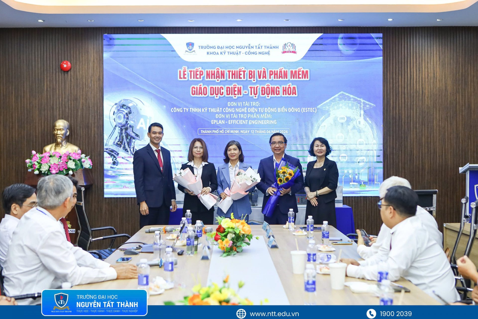 Đại diện Trường Đại học Nguyễn Tất Thành tặng hoa cảm ơn Công ty TNHH Kỹ thuật Công nghệ Điện Tự Động Biển Đông (ESTEC) vì sự đồng hành, hỗ trợ Khoa Kỹ thuật – Công nghệ trong công tác đào tạo và thực hành. 