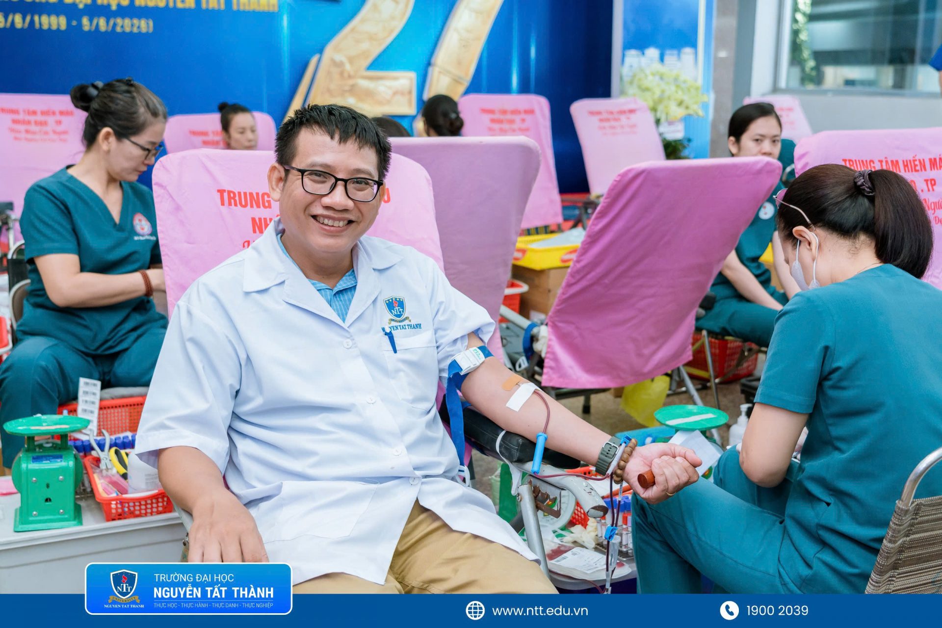 Đông đảo cán bộ, giảng viên, người lao động và sinh viên Trường Đại học Nguyễn Tất Thành tham gia hiến máu tại chương trình “Ngày Tình Nguyện Đỏ”, góp phần tiếp nhận hơn 500 đơn vị máu trong 2 ngày tổ chức