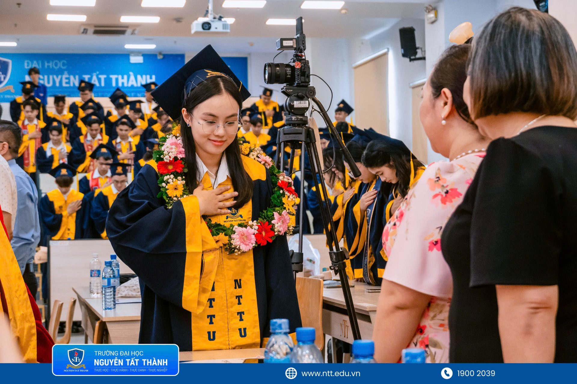 Trong nghi thức tri ân, các tân khoa cùng cúi đầu cảm ơn cha mẹ và gia đình; Trường Đại học Nguyễn Tất Thành cũng trân trọng gửi lời tri ân đến quý phụ huynh vì đã luôn tin tưởng, sẻ chia và cùng Nhà trường nâng bước các em trên hành trình trưởng thành