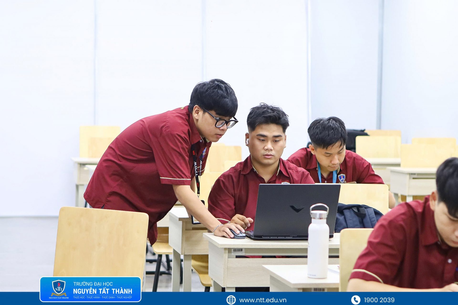 Sinh viên Khoa Kỹ thuật – Công nghệ, Trường Đại học Nguyễn Tất Thành tập trung thực hiện phần thi thiết kế cơ khí trên phần mềm Autodesk Inventor Professional, gồm mô hình hóa 3D, lắp ráp chi tiết máy và kết xuất bản vẽ kỹ thuật theo tiêu chuẩn TCVN trong thời gian quy định.