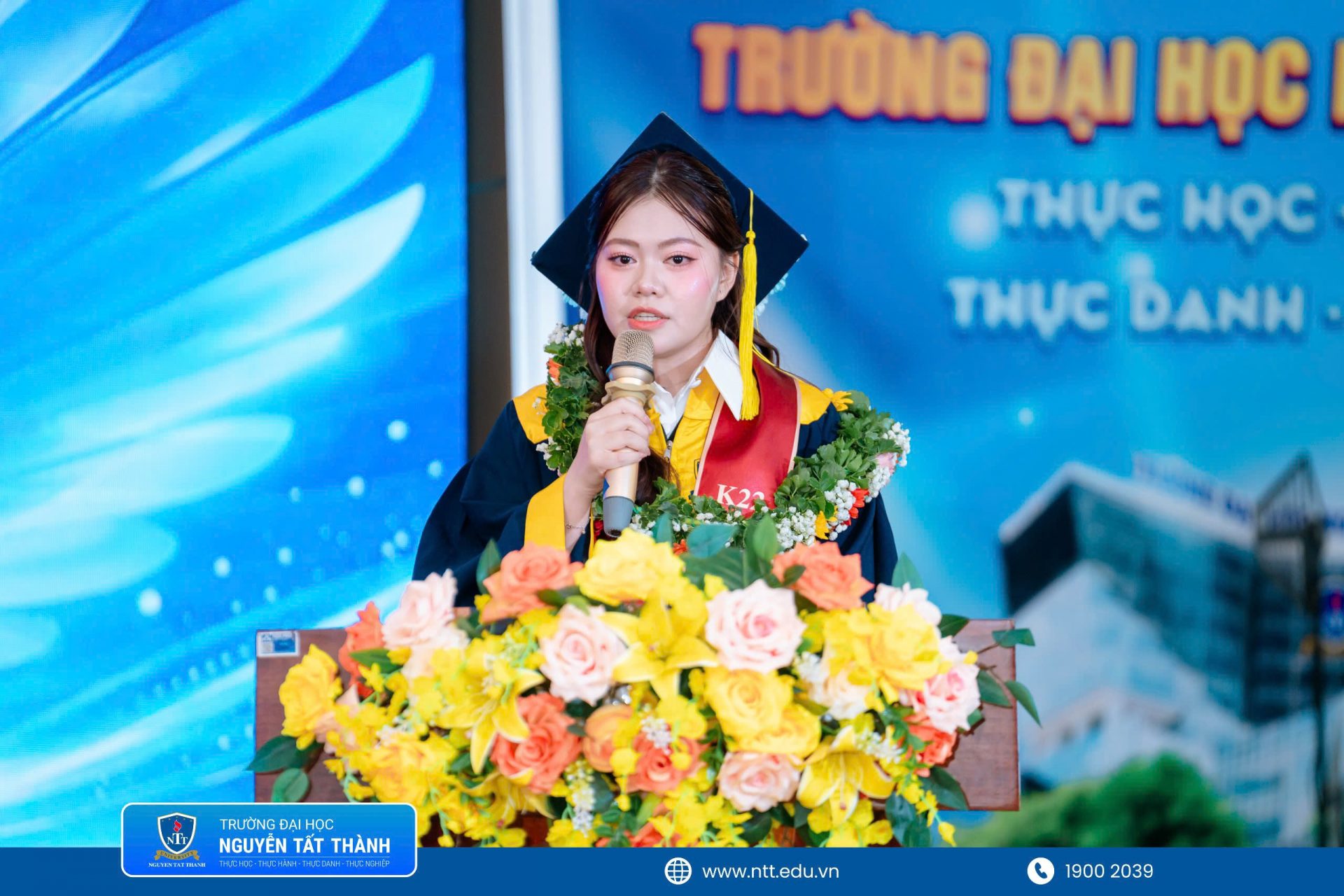 Đại diện các tân khoa phát biểu, gửi lời tri ân đến thầy cô, gia đình và Nhà trường; đồng thời chia sẻ hành trình trưởng thành từ những bỡ ngỡ trên giảng đường đến sự tự tin sẵn sàng bước vào chặng đường nghề nghiệp mới.