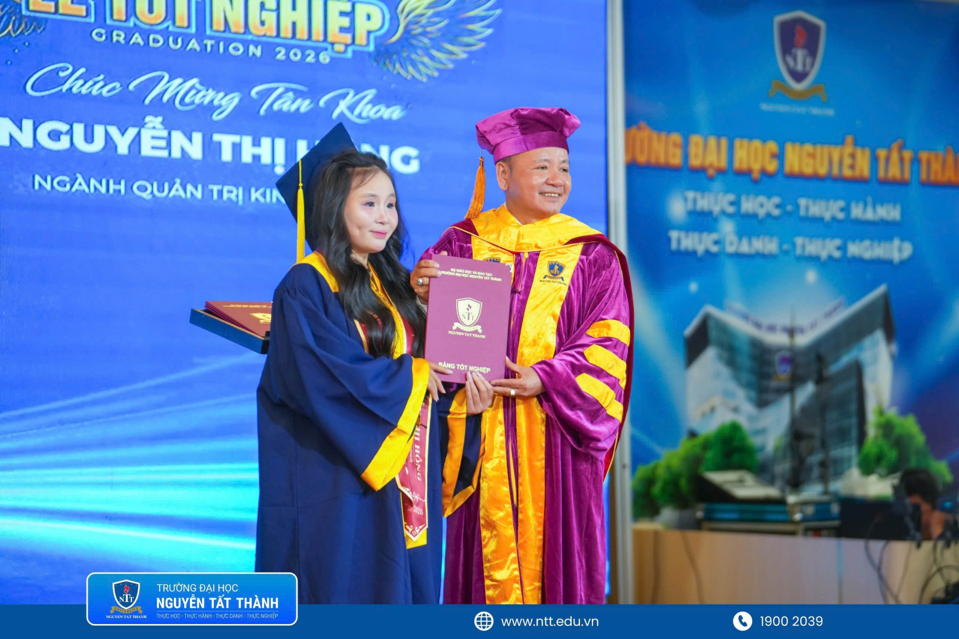 Mỗi tấm bằng được trao là sự ghi nhận cho hành trình bền bỉ của các tân khoa, đồng thời mở ra chặng đường mới để các em mang tri thức, kỹ năng và trách nhiệm nghề nghiệp đóng góp cho cộng đồng
