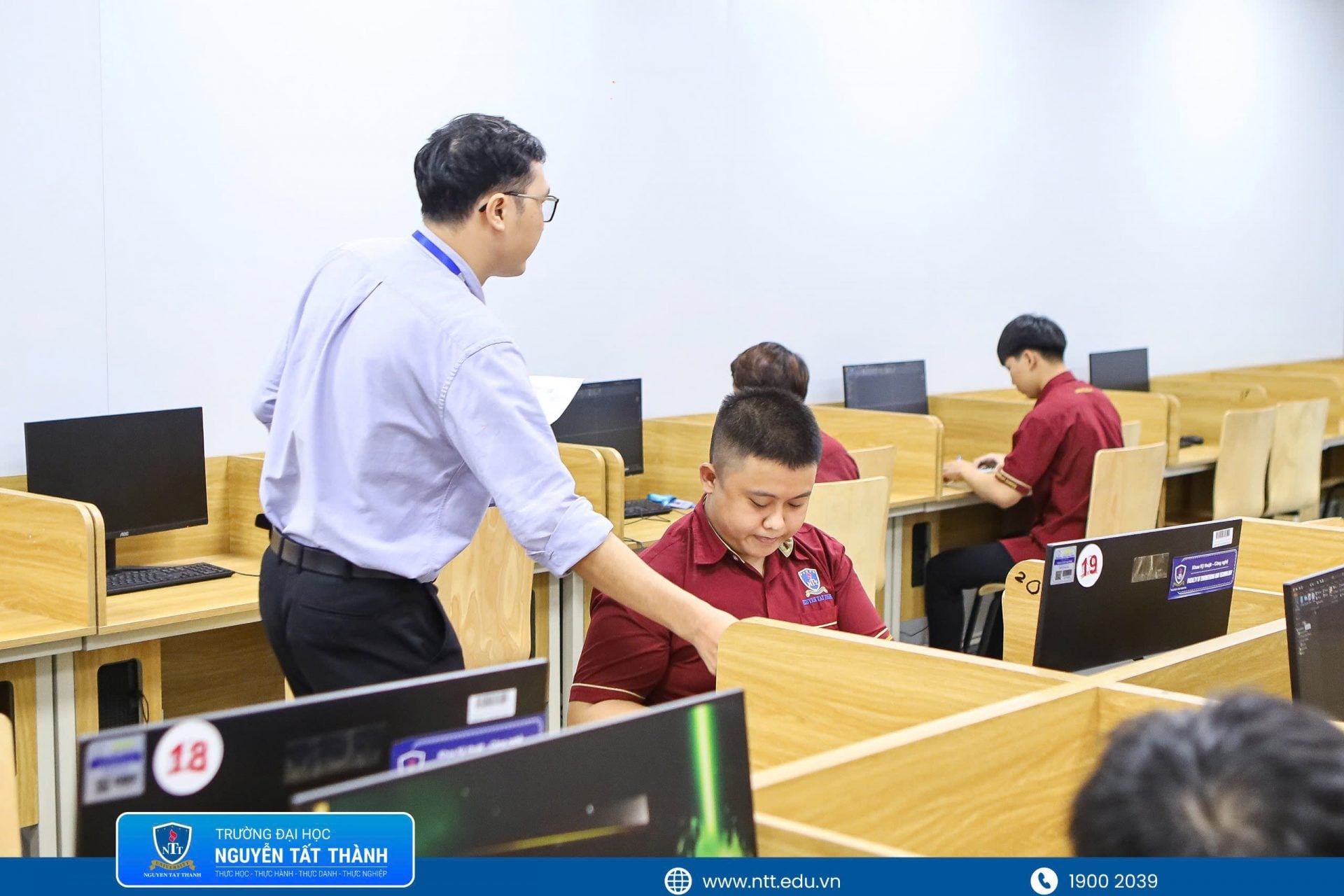 Sinh viên Khoa Kỹ thuật – Công nghệ, Trường Đại học Nguyễn Tất Thành tập trung thực hiện phần thi thiết kế cơ khí trên phần mềm Autodesk Inventor Professional, gồm mô hình hóa 3D, lắp ráp chi tiết máy và kết xuất bản vẽ kỹ thuật theo tiêu chuẩn TCVN trong thời gian quy định.