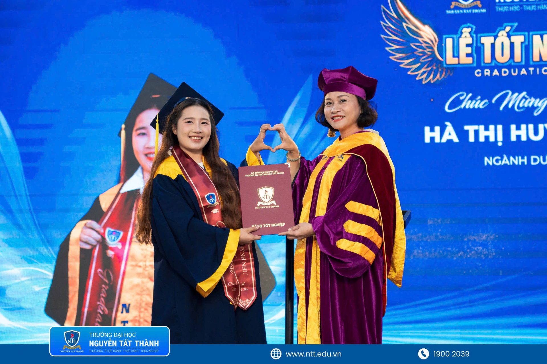 Mỗi tấm bằng được trao là sự ghi nhận cho hành trình bền bỉ của các tân khoa, đồng thời mở ra chặng đường mới để các em mang tri thức, kỹ năng và trách nhiệm nghề nghiệp đóng góp cho cộng đồng