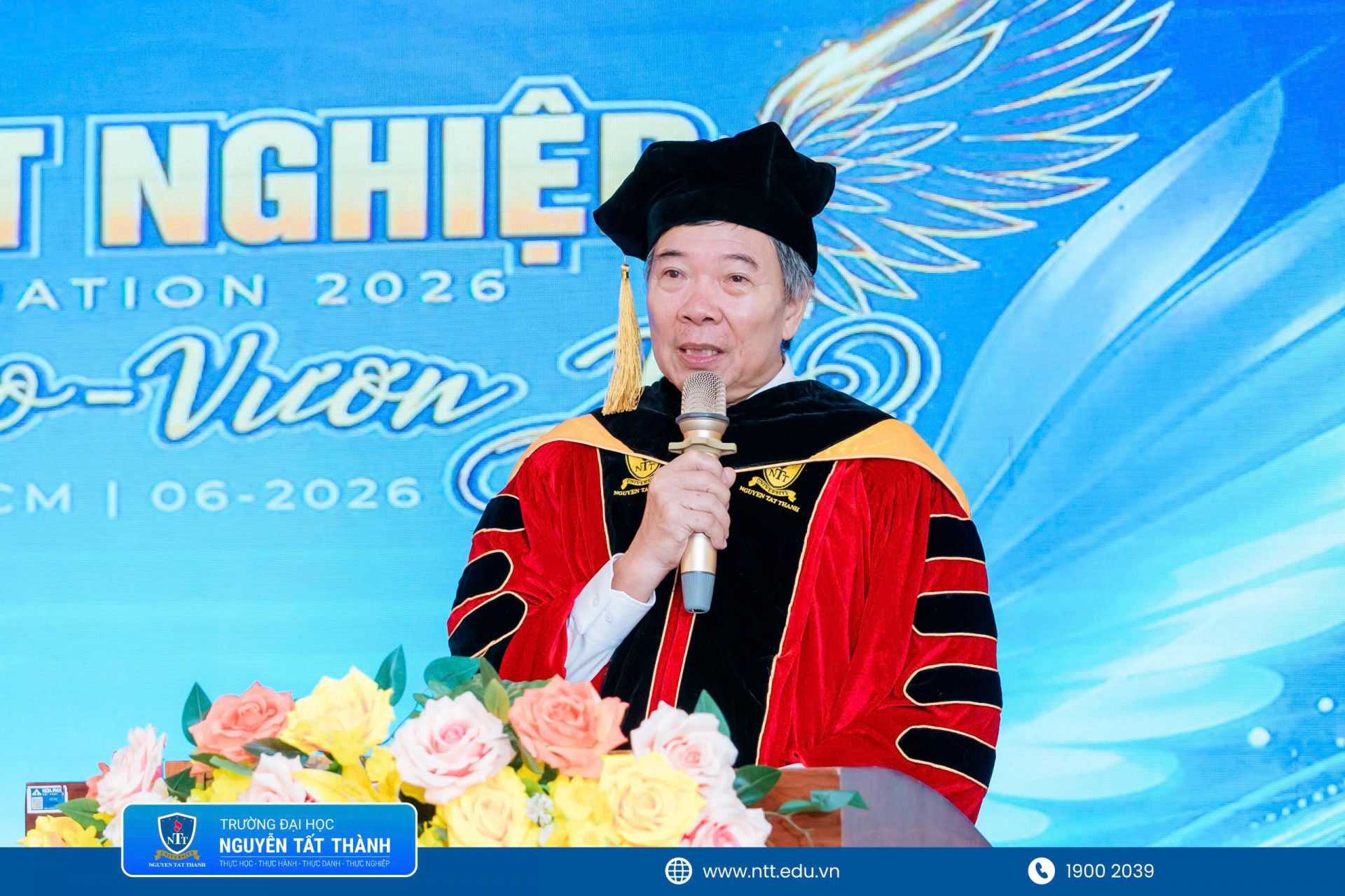 PGS.TS.NGƯT Nguyễn Kim Hồng – Hiệu trưởng Trường Đại học Nguyễn Tất Thành phát biểu, gửi lời chúc mừng và nhắn nhủ các tân khoa trong ngày tốt nghiệp. 
