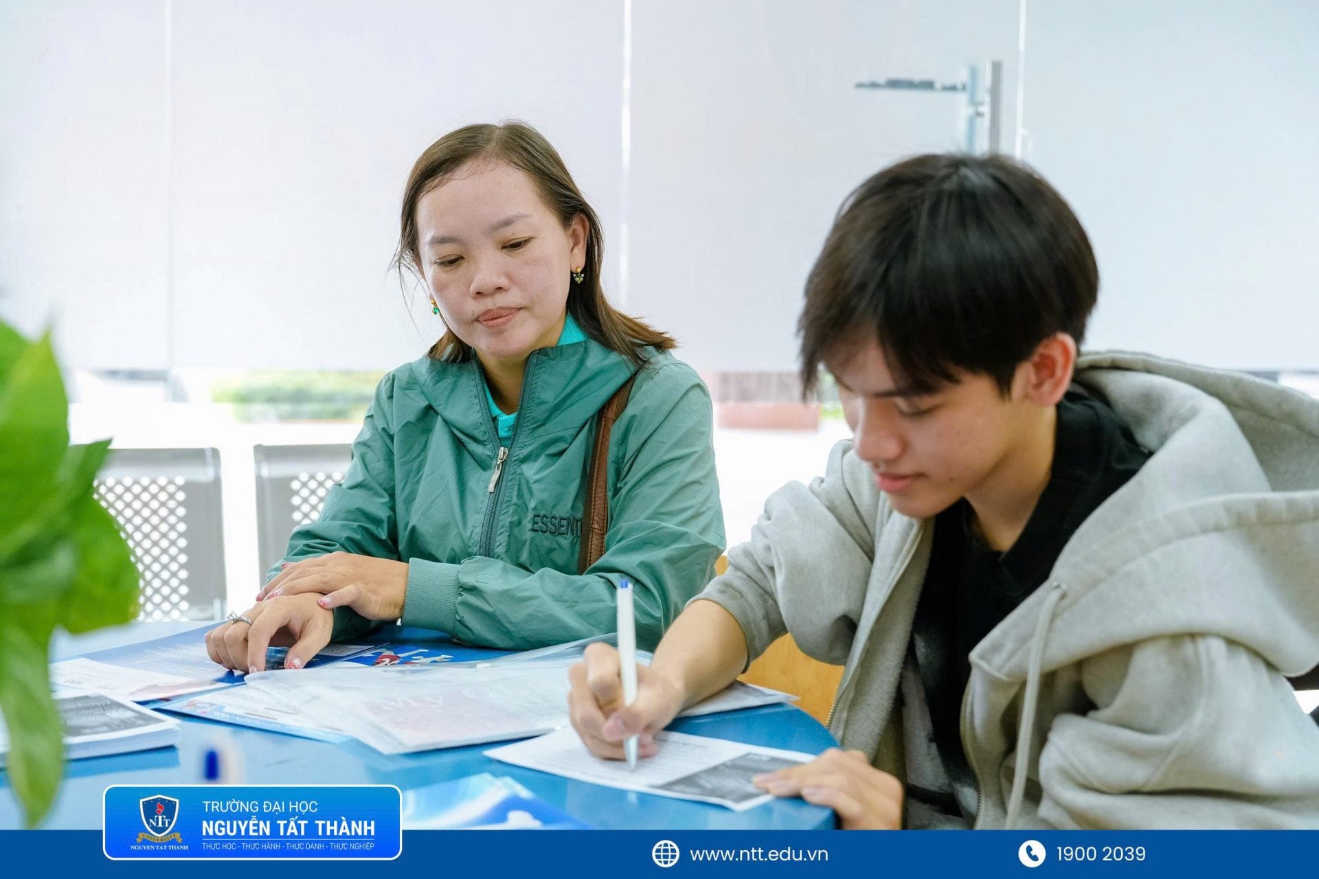 Sau kỳ thi tốt nghiệp THPT, nhiều thí sinh bắt đầu quan tâm nhiều hơn đến môi trường học tập, trải nghiệm nghề nghiệp và cơ hội phát triển sau khi vào đại học