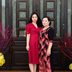 Mẹ không đặt sẵn cho Lê Thanh Nhàn một con đường phải đi, mà luôn tôn trọng lựa chọn, âm thầm động viên và truyền cho con tinh thần học tập nghiêm túc, trách nhiệm để từng bước trưởng thành trên hành trình theo đuổi Công nghệ thông tin.