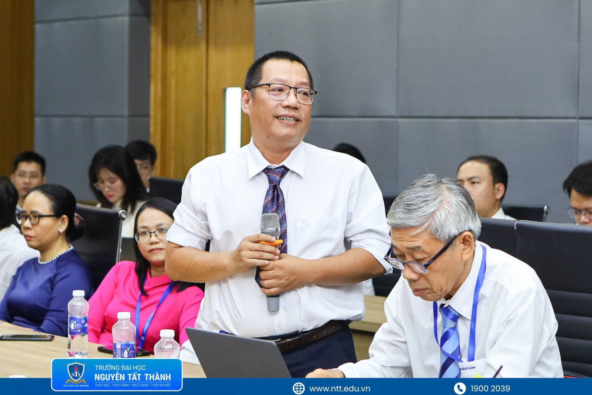 1. Hội thảo ghi nhận nhiều ý kiến trao đổi xoay quanh việc sử dụng AI minh bạch, hiệu quả và có trách nhiệm trong giảng dạy, học tập