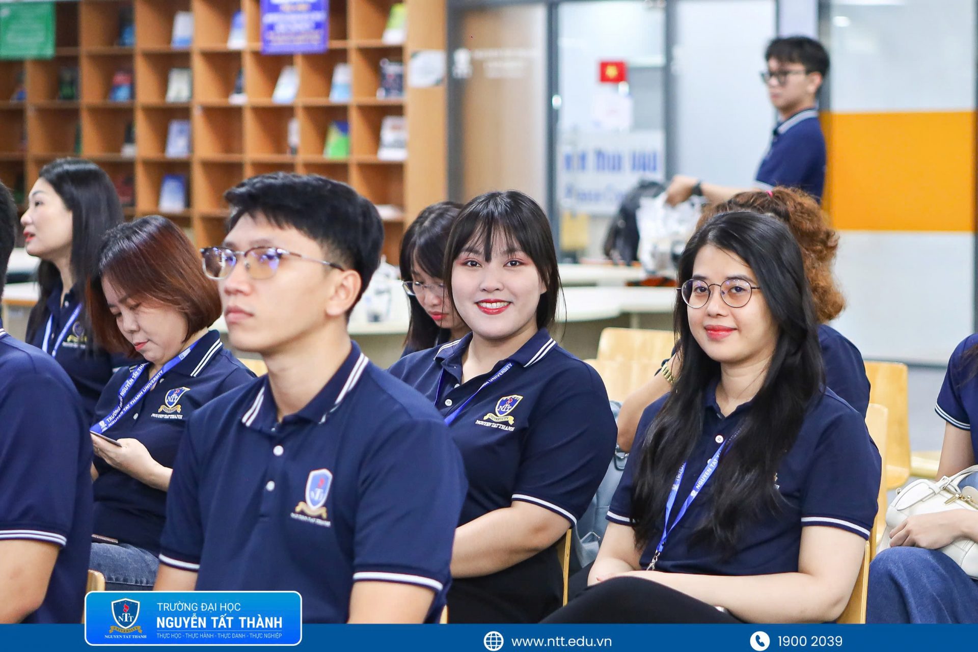 Cán bộ, giảng viên và người lao động Trường ĐH Nguyễn Tất Thành lắng nghe triển khai quy chế, bảo đảm thực hiện nhiệm vụ kiểm tra coi thi nghiêm túc, đúng quy định