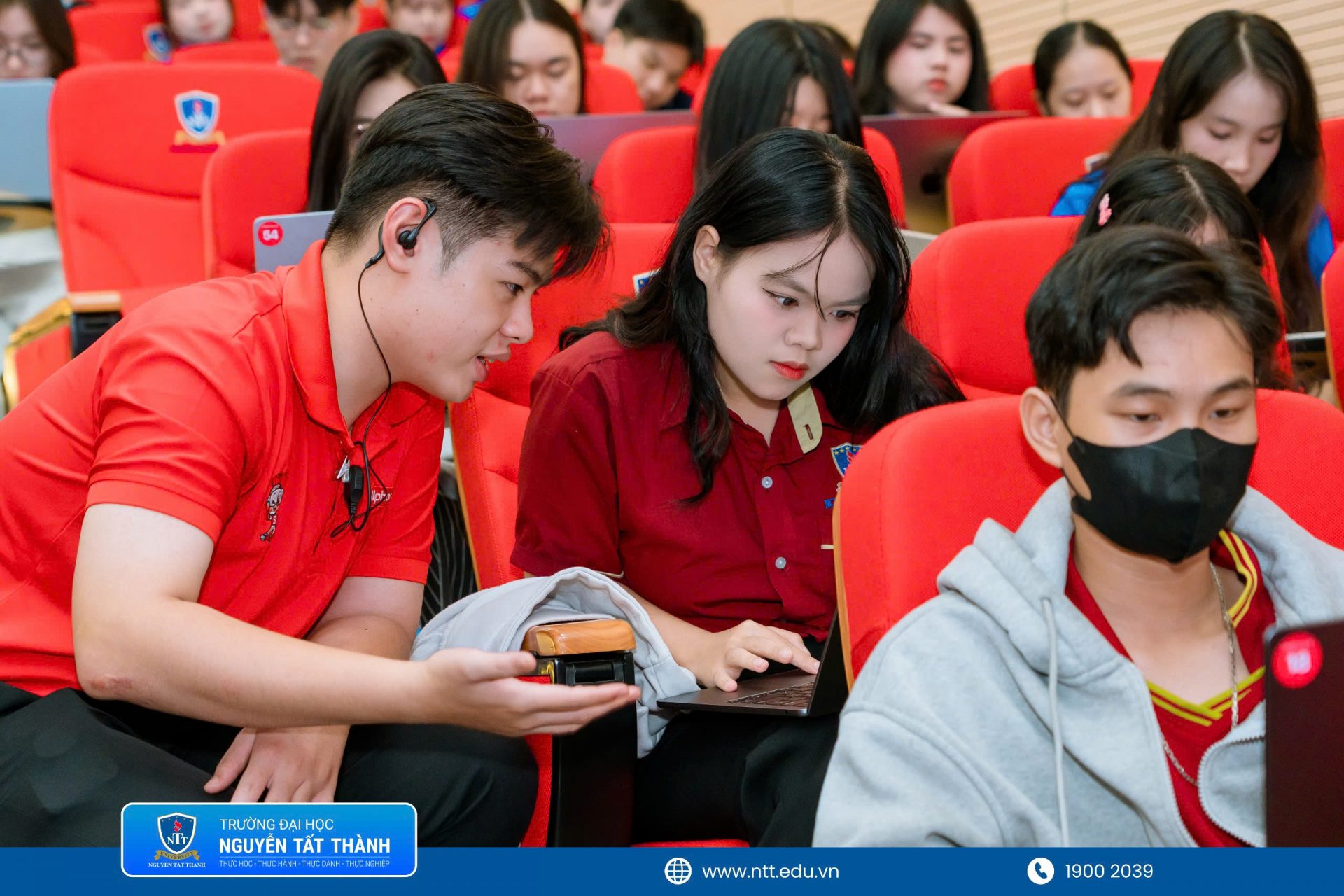 Sinh viên NTTU trực tiếp sử dụng Mac và iPad để trải nghiệm các công cụ hỗ trợ học tập trong hệ sinh thái Apple; từ ghi chú, tóm tắt và xử lý thông tin đến làm việc nhóm, thiết kế nội dung, trình bày ý tưởng sáng tạo. Đặc biệt, thông qua minigame “Một vòng Việt Nam”, các bạn đã vận dụng ngay công nghệ vào thử thách tìm kiếm thông tin, giới thiệu địa phương, xây dựng slide hoặc sơ đồ tư duy trực quan, qua đó rèn luyện kỹ năng thuyết trình, tư duy sáng tạo và khả năng ứng dụng công cụ số vào học tập thực tế.