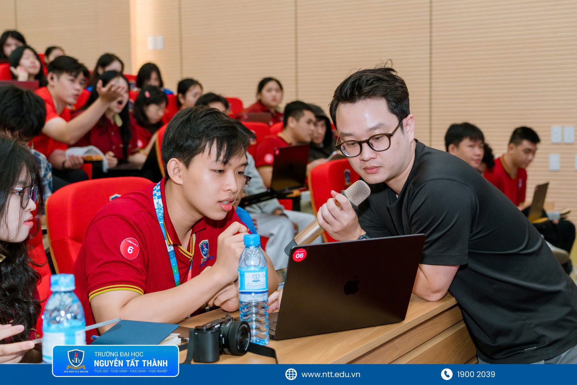 Sinh viên NTTU trực tiếp sử dụng Mac và iPad để trải nghiệm các công cụ hỗ trợ học tập trong hệ sinh thái Apple; từ ghi chú, tóm tắt và xử lý thông tin đến làm việc nhóm, thiết kế nội dung, trình bày ý tưởng sáng tạo. Đặc biệt, thông qua minigame “Một vòng Việt Nam”, các bạn đã vận dụng ngay công nghệ vào thử thách tìm kiếm thông tin, giới thiệu địa phương, xây dựng slide hoặc sơ đồ tư duy trực quan, qua đó rèn luyện kỹ năng thuyết trình, tư duy sáng tạo và khả năng ứng dụng công cụ số vào học tập thực tế.