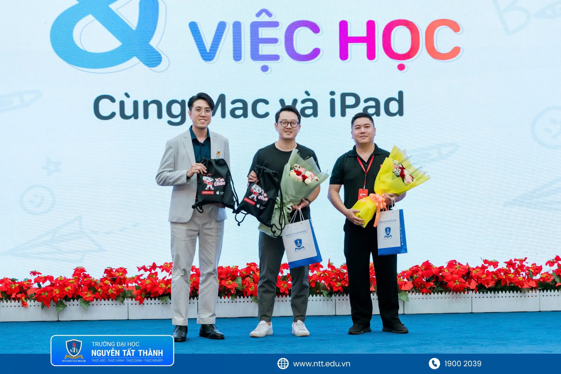 Đại diện Trường Đại học Nguyễn Tất Thành trao hoa cảm ơn các diễn giả, ghi nhận sự đồng hành và những chia sẻ thiết thực trong việc giúp sinh viên tiếp cận các phương pháp học tập hiện đại cùng Mac và iPad.