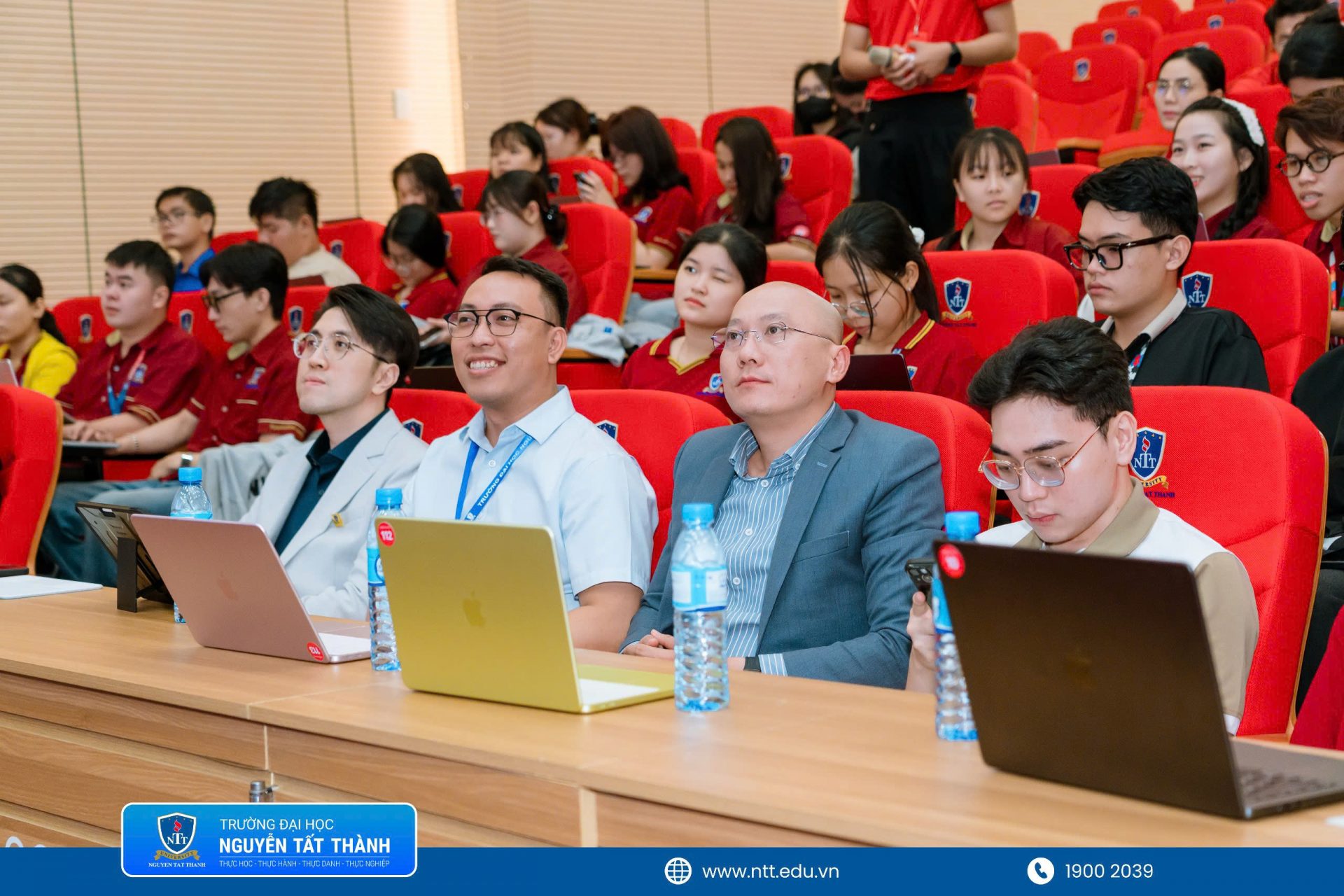 Sinh viên NTTU hào hứng trải nghiệm workshop cùng Apple và CellphoneS
