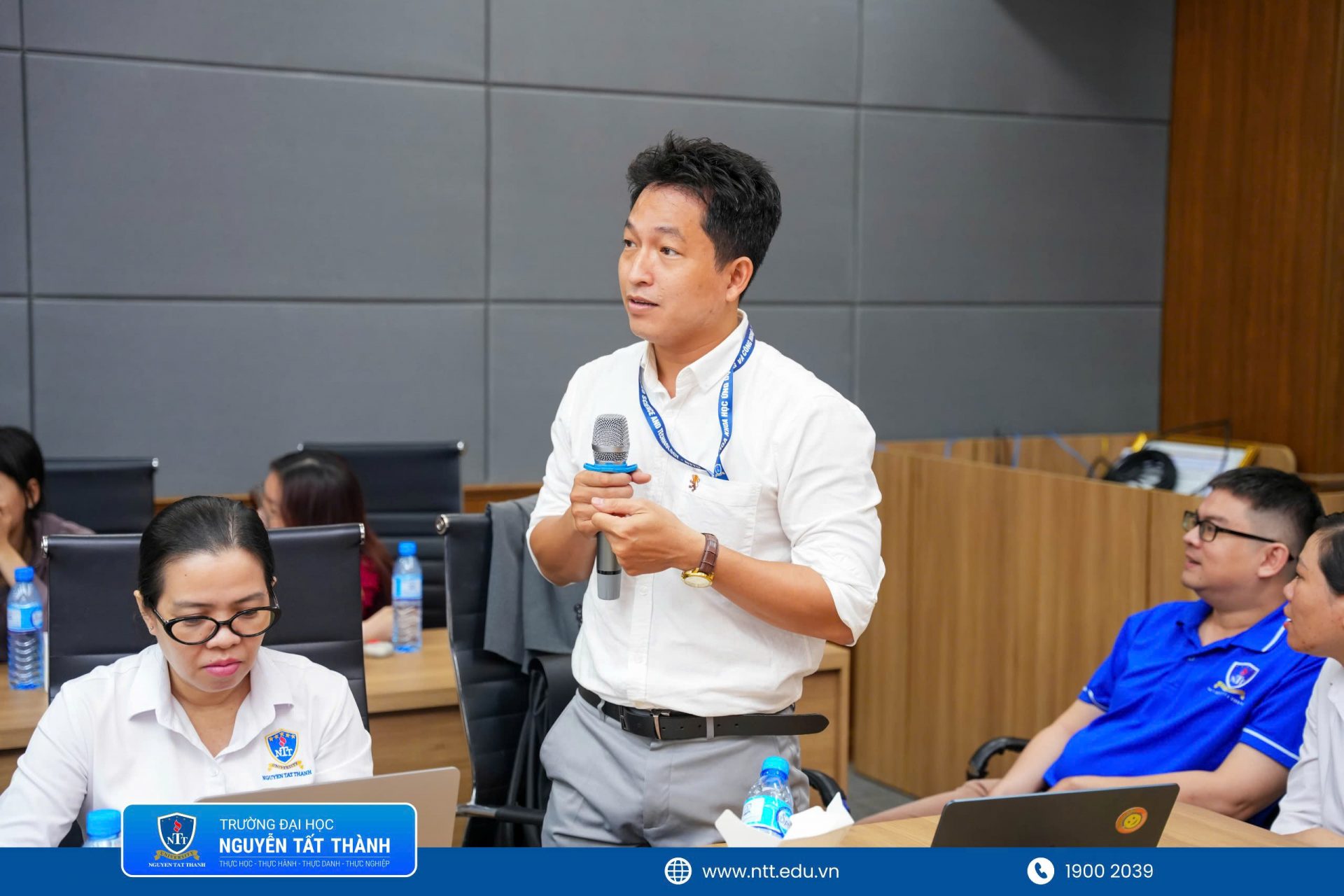 NTTU lecturers, researchers, and students actively exchange ideas with the speaker about cancer stem cells, new therapeutic research directions, and development trends in modern oncology.