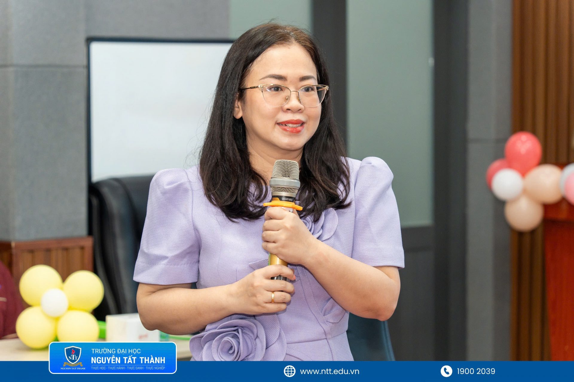 PGS.TS. Nguyễn Lan Phương – Phó Hiệu trưởng Trường Đại học Nguyễn Tất Thành phát biểu chúc mừng, ghi nhận nỗ lực của tập thể giảng viên và sinh viên ngành Giáo dục Mầm non khóa K22