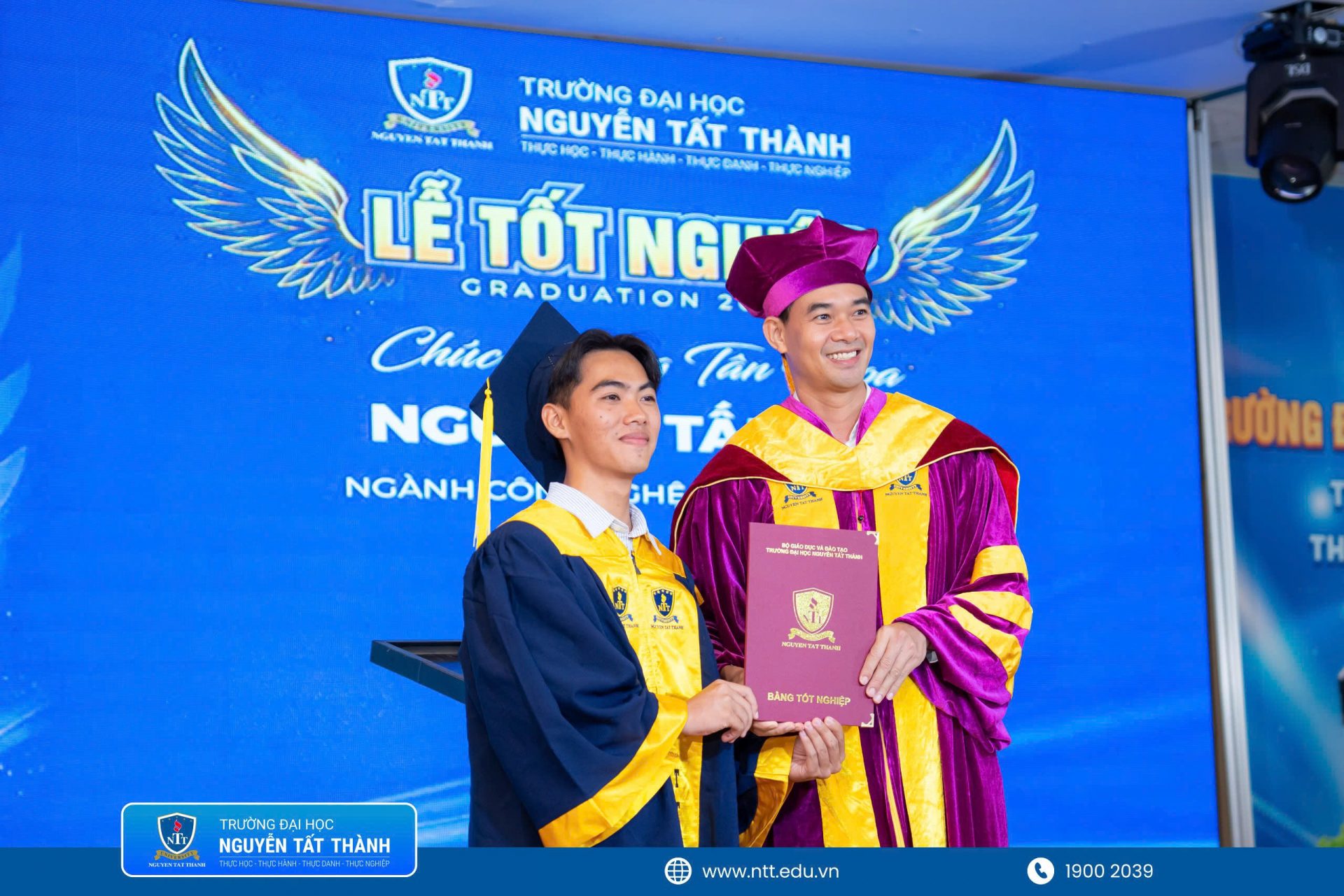 Mỗi tấm bằng được trao là sự ghi nhận cho hành trình bền bỉ của các tân khoa, đồng thời mở ra chặng đường mới để các em mang tri thức, kỹ năng và trách nhiệm nghề nghiệp đóng góp cho cộng đồng