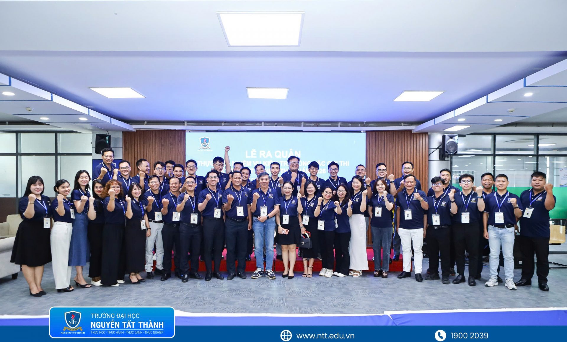 PGS.TS.NGƯT. Nguyễn Kim Hồng – Hiệu trưởng Trường ĐH Nguyễn Tất Thành, Trưởng đoàn công tác, động viên cán bộ, giảng viên, người lao động trước khi lên đường thực hiện nhiệm vụ kiểm tra công tác coi thi kỳ thi tốt nghiệp THPT năm 2026 tại Thành phố Đồng Nai