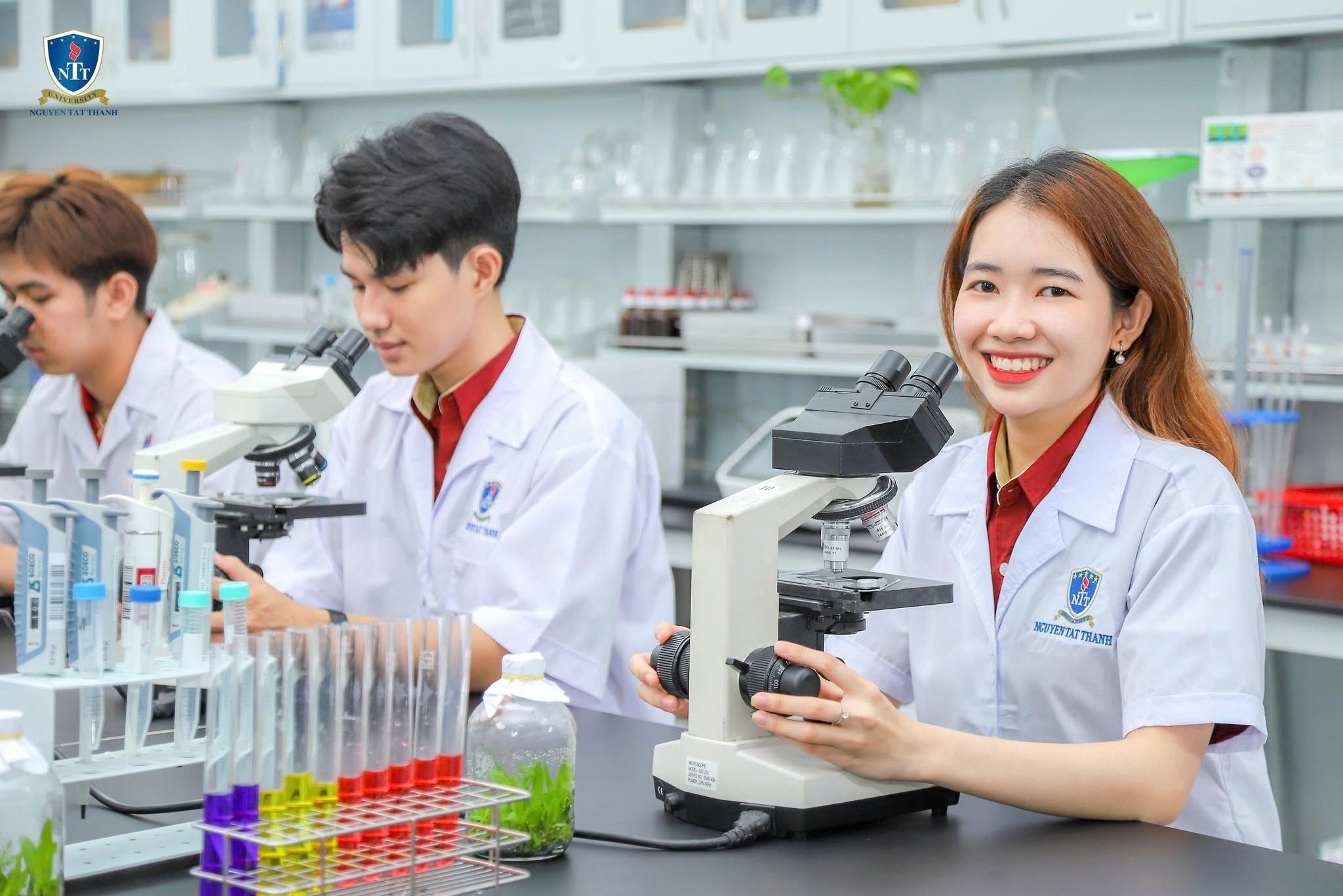 Sinh viên các ngành Vật lý Y khoa, Kỹ thuật Y sinh, Công nghệ kỹ thuật Hóa học và Công nghệ sinh học tại NTTU được học tập, thực hành trong điều kiện cơ sở vật chất hiện đại, đáp ứng yêu cầu đào tạo gắn với nghiên cứu, ứng dụng và nhu cầu thực tiễn.