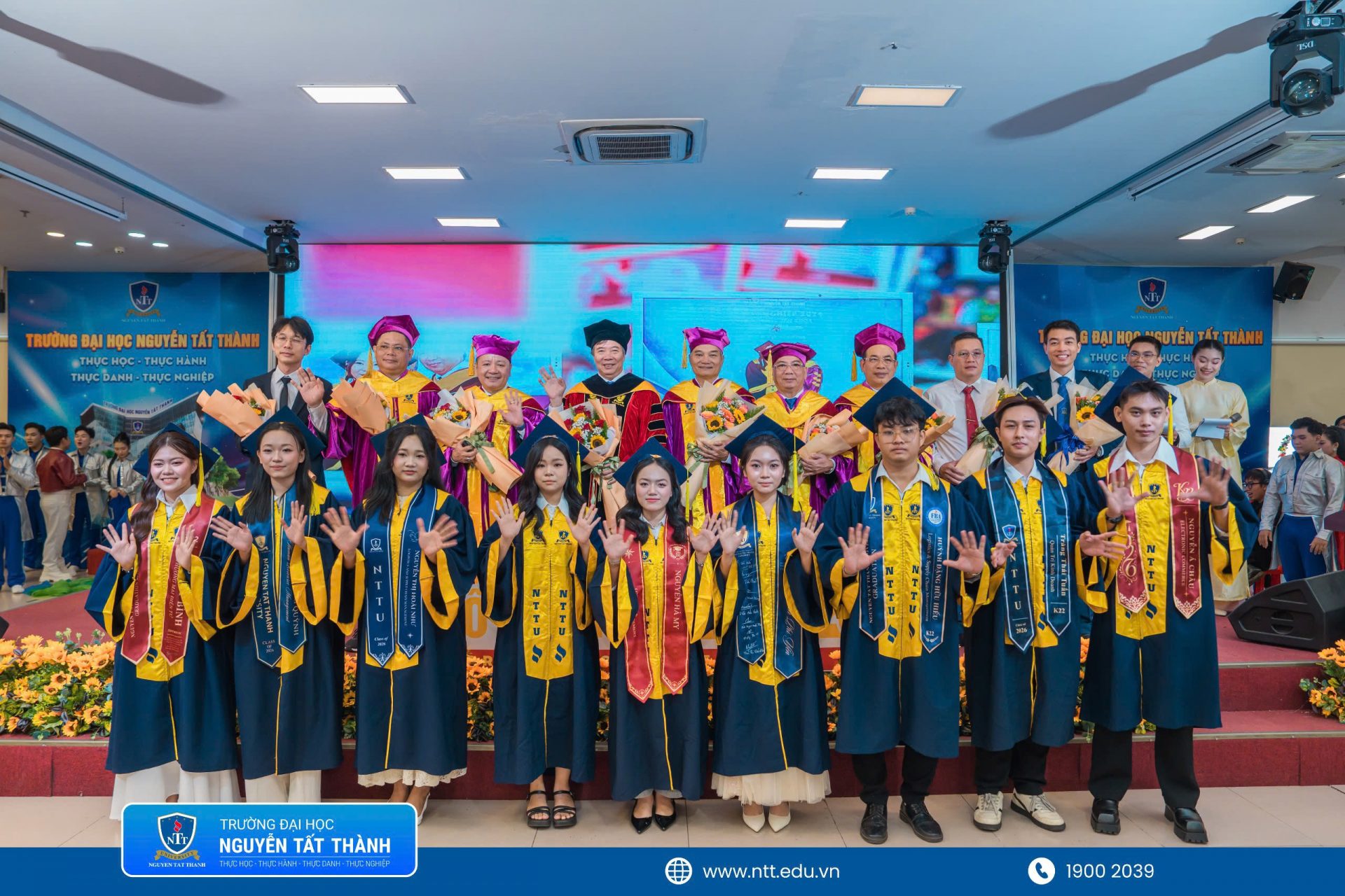 Từ một nguyện vọng tuổi 18 đến ngày nhận bằng: Gần 2.000 tân khoa NTTU trưởng thành