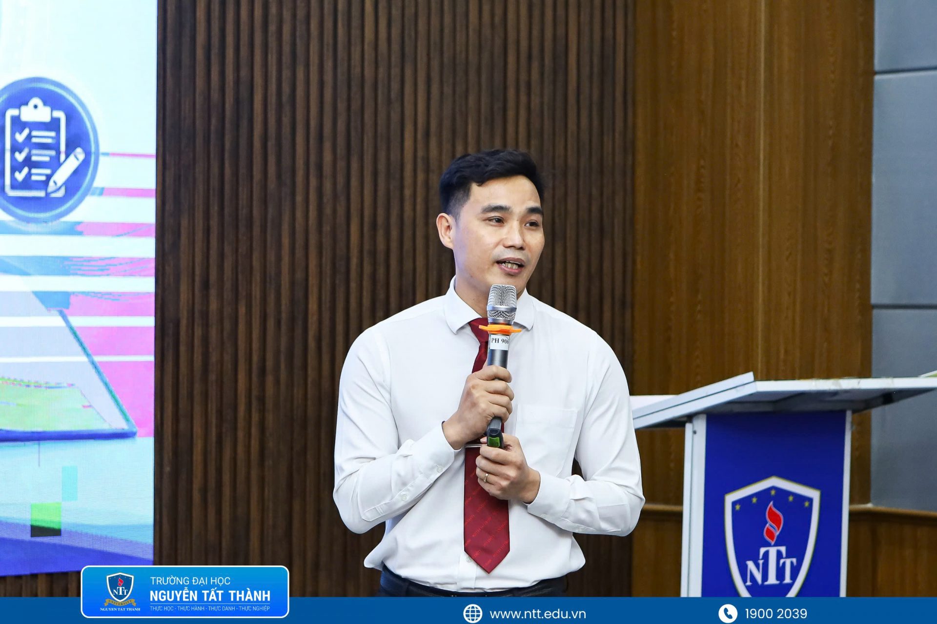 TS. Dương Hoàng Long – Phó Trưởng Khoa Kỹ thuật – Công nghệ trình bày báo cáo chuyên đề về ứng dụng AI trong giáo dục đại học