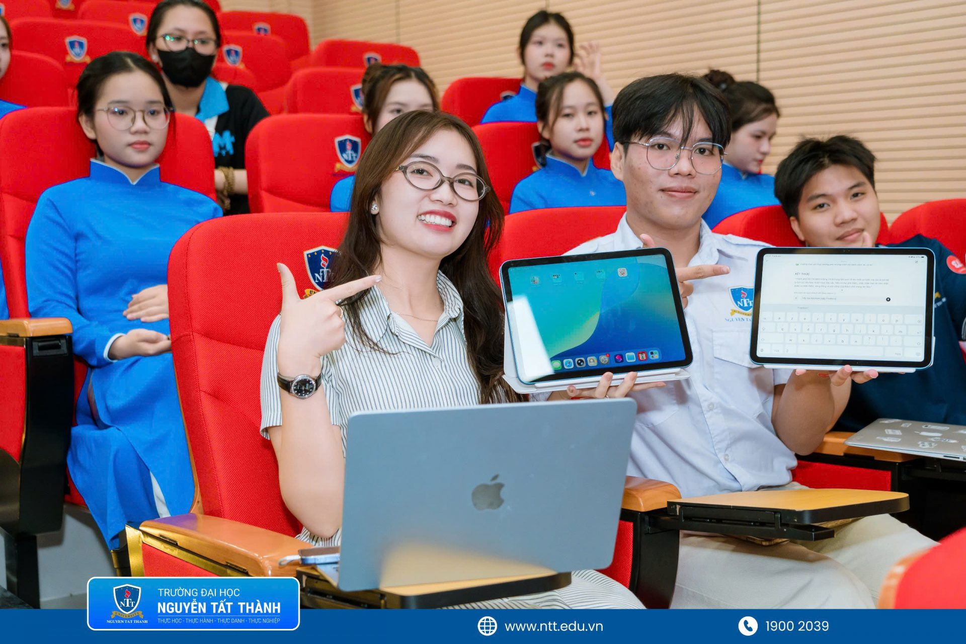 Sinh viên NTTU trực tiếp sử dụng Mac và iPad để trải nghiệm các công cụ hỗ trợ học tập trong hệ sinh thái Apple; từ ghi chú, tóm tắt và xử lý thông tin đến làm việc nhóm, thiết kế nội dung, trình bày ý tưởng sáng tạo. Đặc biệt, thông qua minigame “Một vòng Việt Nam”, các bạn đã vận dụng ngay công nghệ vào thử thách tìm kiếm thông tin, giới thiệu địa phương, xây dựng slide hoặc sơ đồ tư duy trực quan, qua đó rèn luyện kỹ năng thuyết trình, tư duy sáng tạo và khả năng ứng dụng công cụ số vào học tập thực tế.