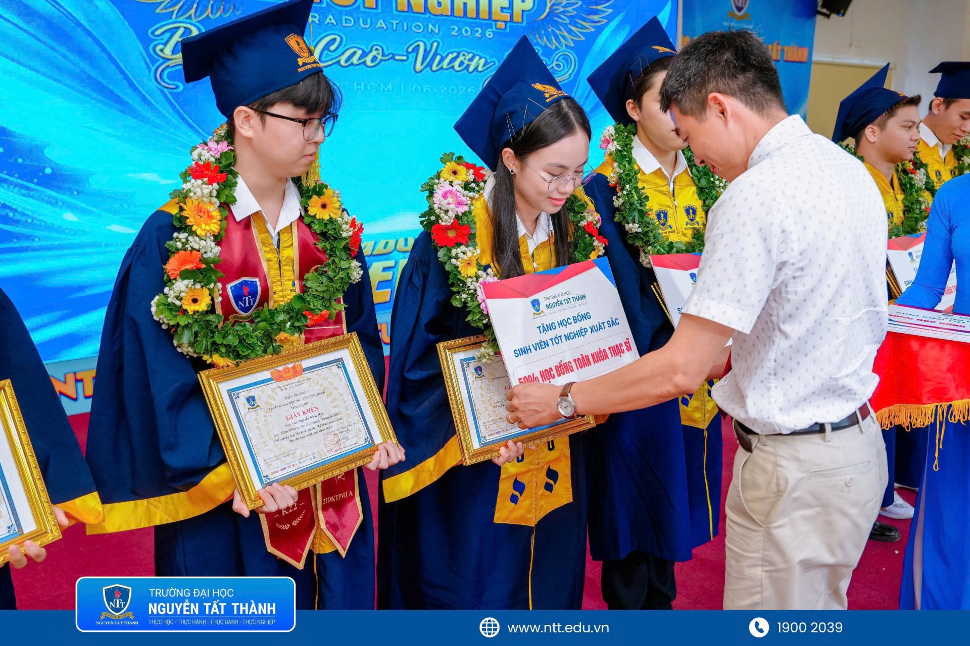 PGS.TS.NGƯT Nguyễn Kim Hồng – Hiệu trưởng Trường Đại học Nguyễn Tất Thành cùng đại diện Viện Đào tạo Sau đại học trao học bổng thạc sĩ trị giá 50% học phí toàn khóa, tương đương đến 60 triệu đồng, cho các tân khoa tốt nghiệp loại Xuất sắc, tiếp sức các em tiếp tục nâng cao chuyên môn tại NTTU.