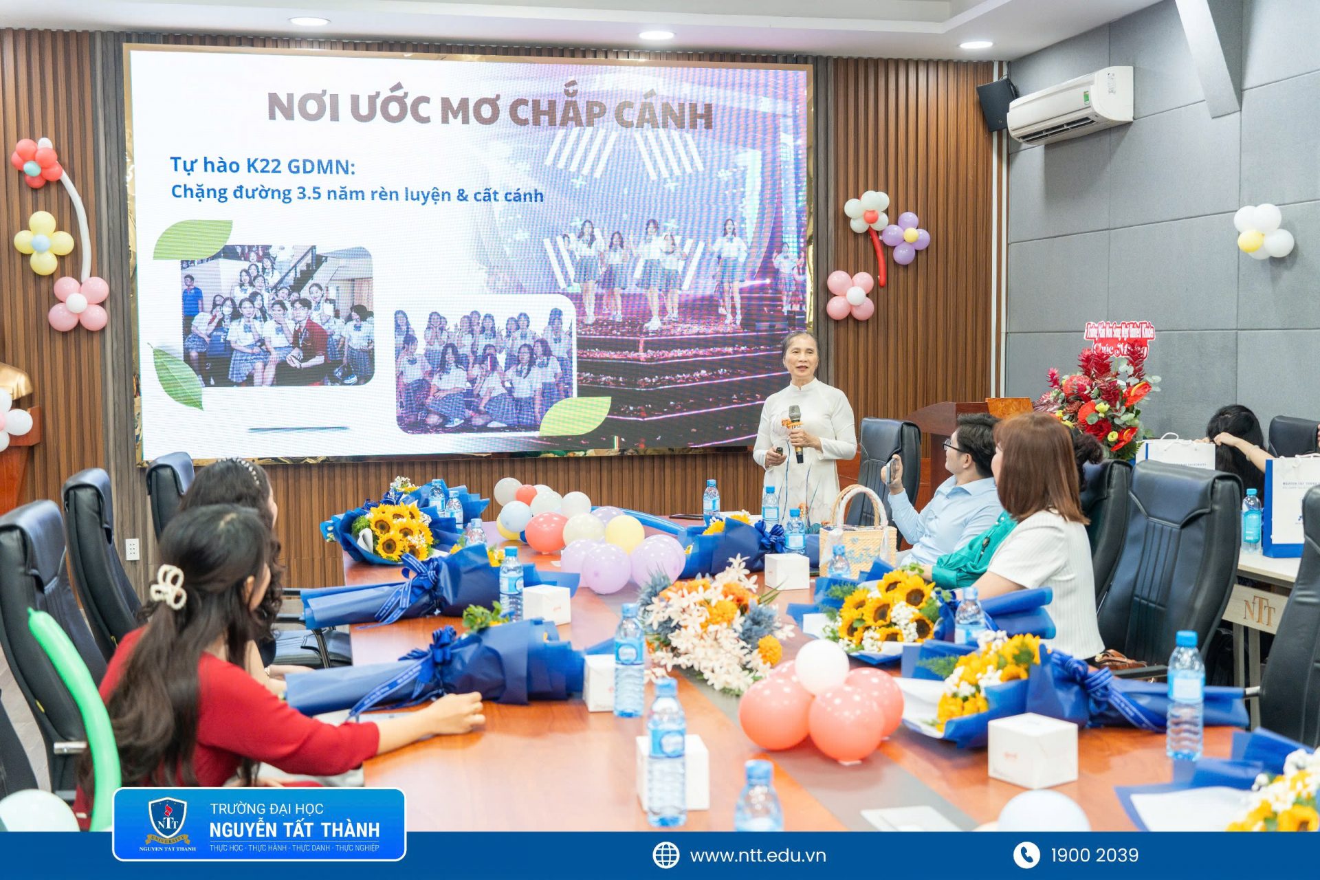 TS. Bùi Thị Việt – đại diện ngành Giáo dục Mầm non – báo cáo hành trình 1.277 ngày học tập, rèn luyện và thực hành nghề nghiệp của 18 sinh viên khóa K22.