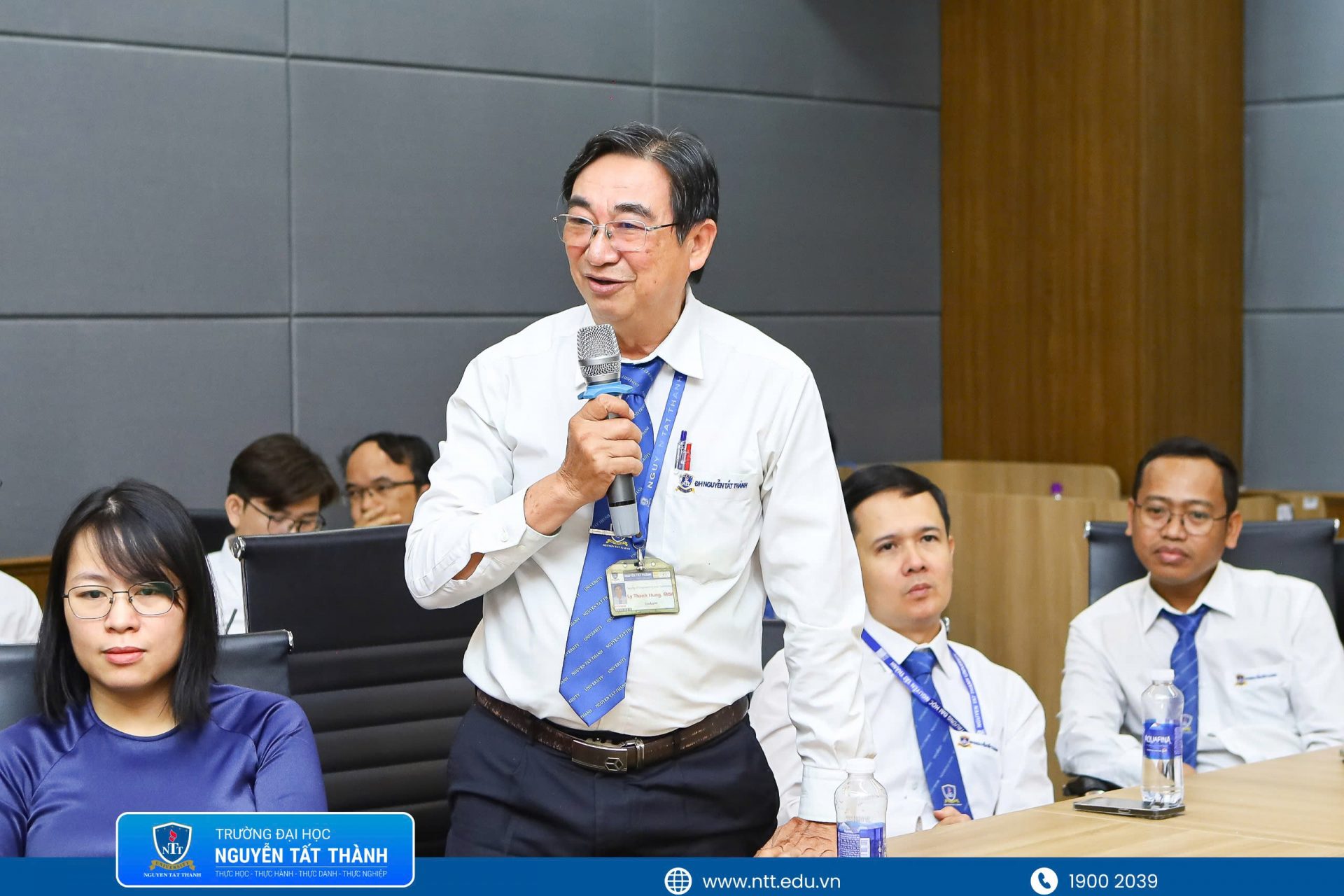 1. Hội thảo ghi nhận nhiều ý kiến trao đổi xoay quanh việc sử dụng AI minh bạch, hiệu quả và có trách nhiệm trong giảng dạy, học tập
