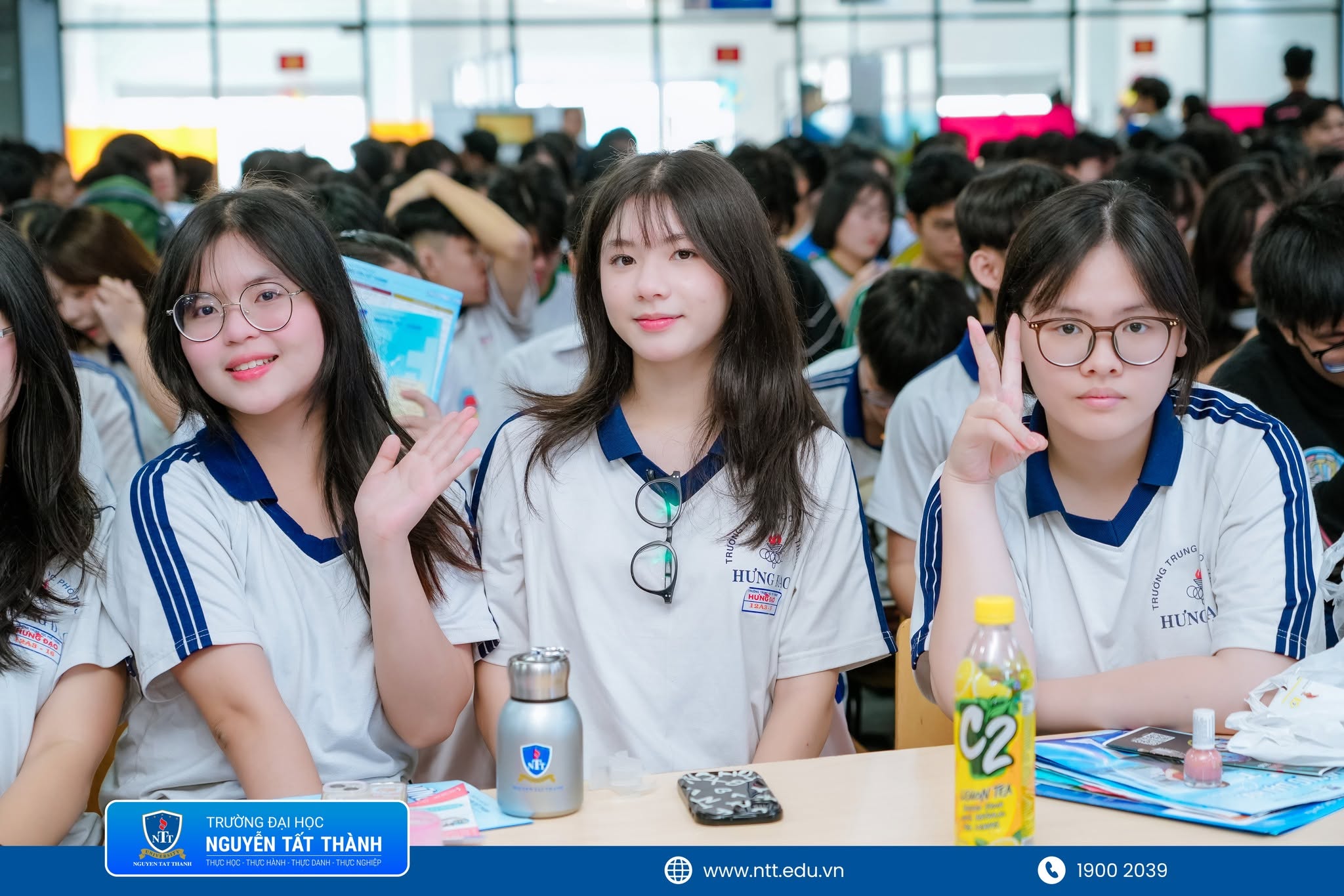 Trường ĐH Nguyễn Tất Thành luôn đồng hành, tiếp thêm niềm tin và chúc các thí sinh 2K8 bình tĩnh, tự tin, giữ vững phong độ để hoàn thành thật tốt kỳ thi tốt nghiệp THPT năm 2026.