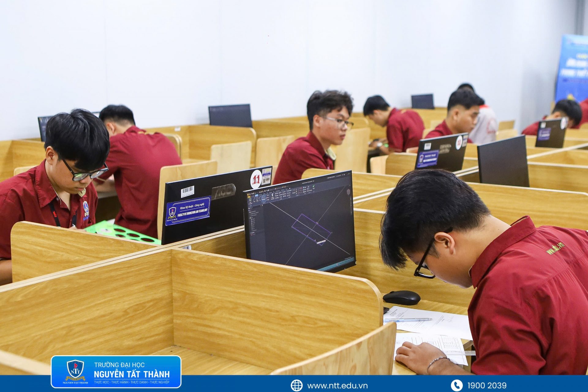 Sinh viên Khoa Kỹ thuật – Công nghệ, Trường Đại học Nguyễn Tất Thành tập trung thực hiện phần thi thiết kế cơ khí trên phần mềm Autodesk Inventor Professional, gồm mô hình hóa 3D, lắp ráp chi tiết máy và kết xuất bản vẽ kỹ thuật theo tiêu chuẩn TCVN trong thời gian quy định.