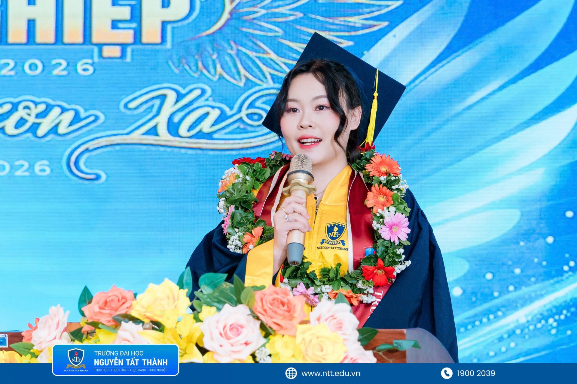 Đại diện các tân khoa phát biểu, gửi lời tri ân đến thầy cô, gia đình và Nhà trường; đồng thời chia sẻ hành trình trưởng thành từ những bỡ ngỡ trên giảng đường đến sự tự tin sẵn sàng bước vào chặng đường nghề nghiệp mới.