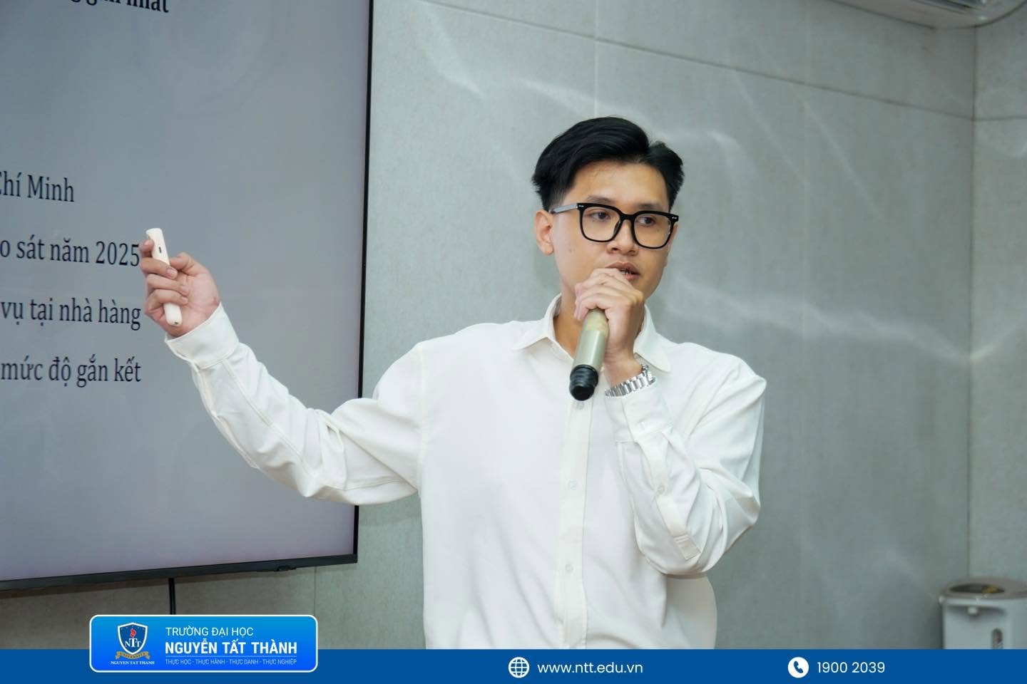 Học viên trình độ thạc sĩ trình bày đề cương nghiên cứu trước Hội đồng chuyên môn tại Trường Đại học Nguyễn Tất Thành, thể hiện tinh thần học thuật nghiêm túc và định hướng nghiên cứu gắn với thực tiễn chuyên ngành