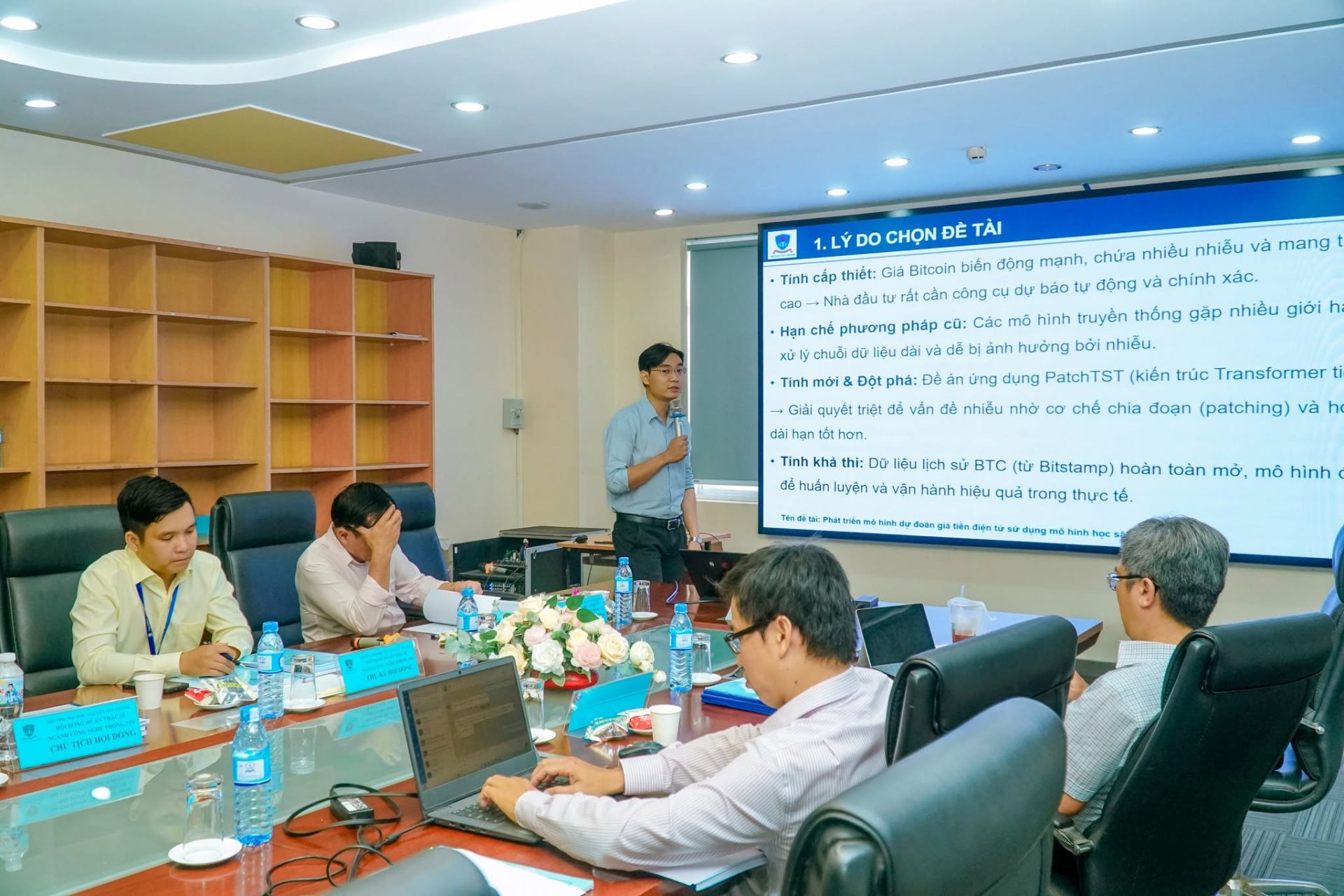 Học viên trình độ thạc sĩ trình bày đề cương nghiên cứu trước Hội đồng chuyên môn tại Trường Đại học Nguyễn Tất Thành, thể hiện tinh thần học thuật nghiêm túc và định hướng nghiên cứu gắn với thực tiễn chuyên ngành