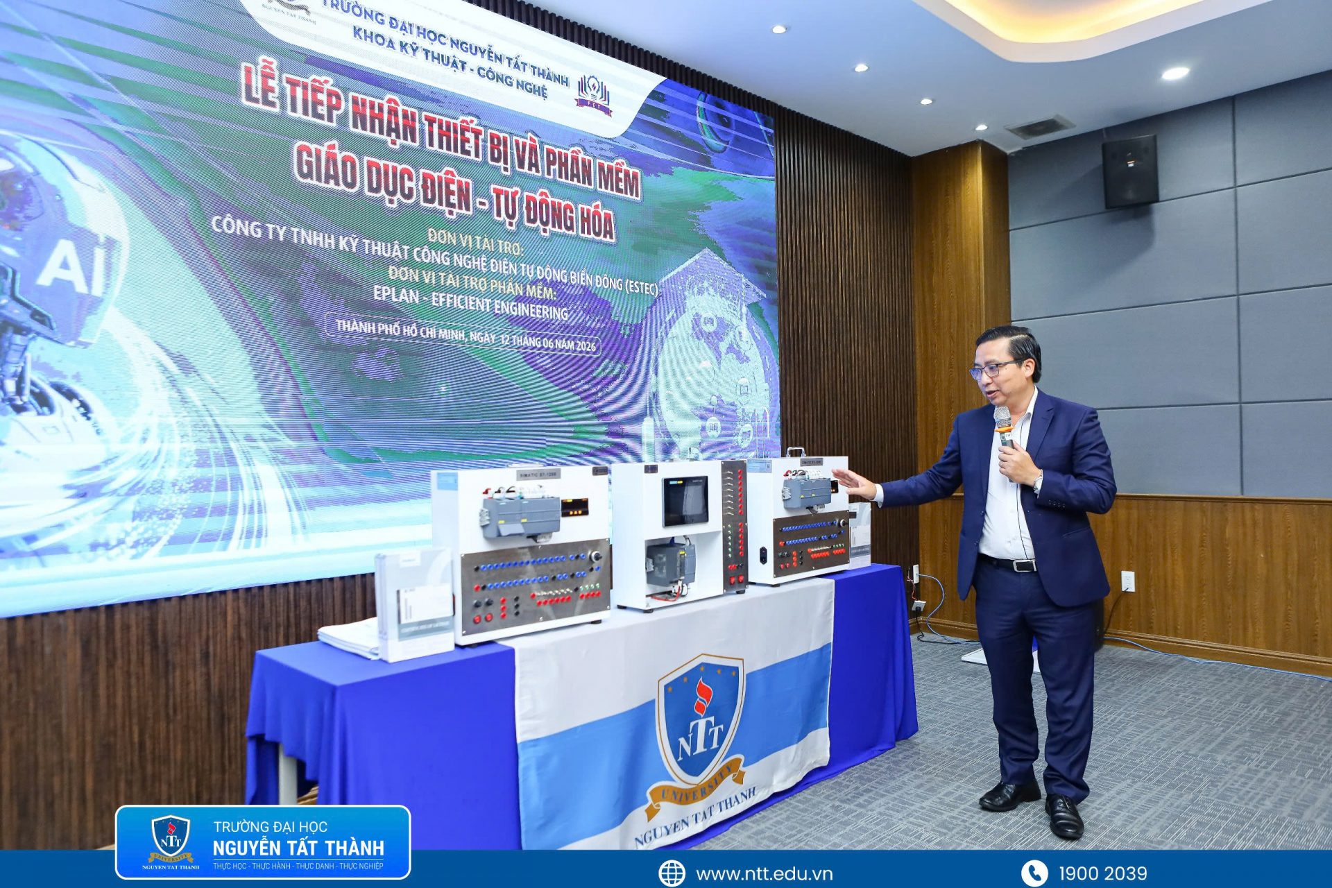Ông Vương Ngọc Hoàng – Giám đốc Công ty TNHH Kỹ thuật Công nghệ Điện Tự Động Biển Đông (ESTEC) giới thiệu các thiết bị chuyên dụng được tài trợ cho Khoa Kỹ thuật – Công nghệ, phục vụ hoạt động giảng dạy, thực hành và nghiên cứu của giảng viên, sinh viên. 