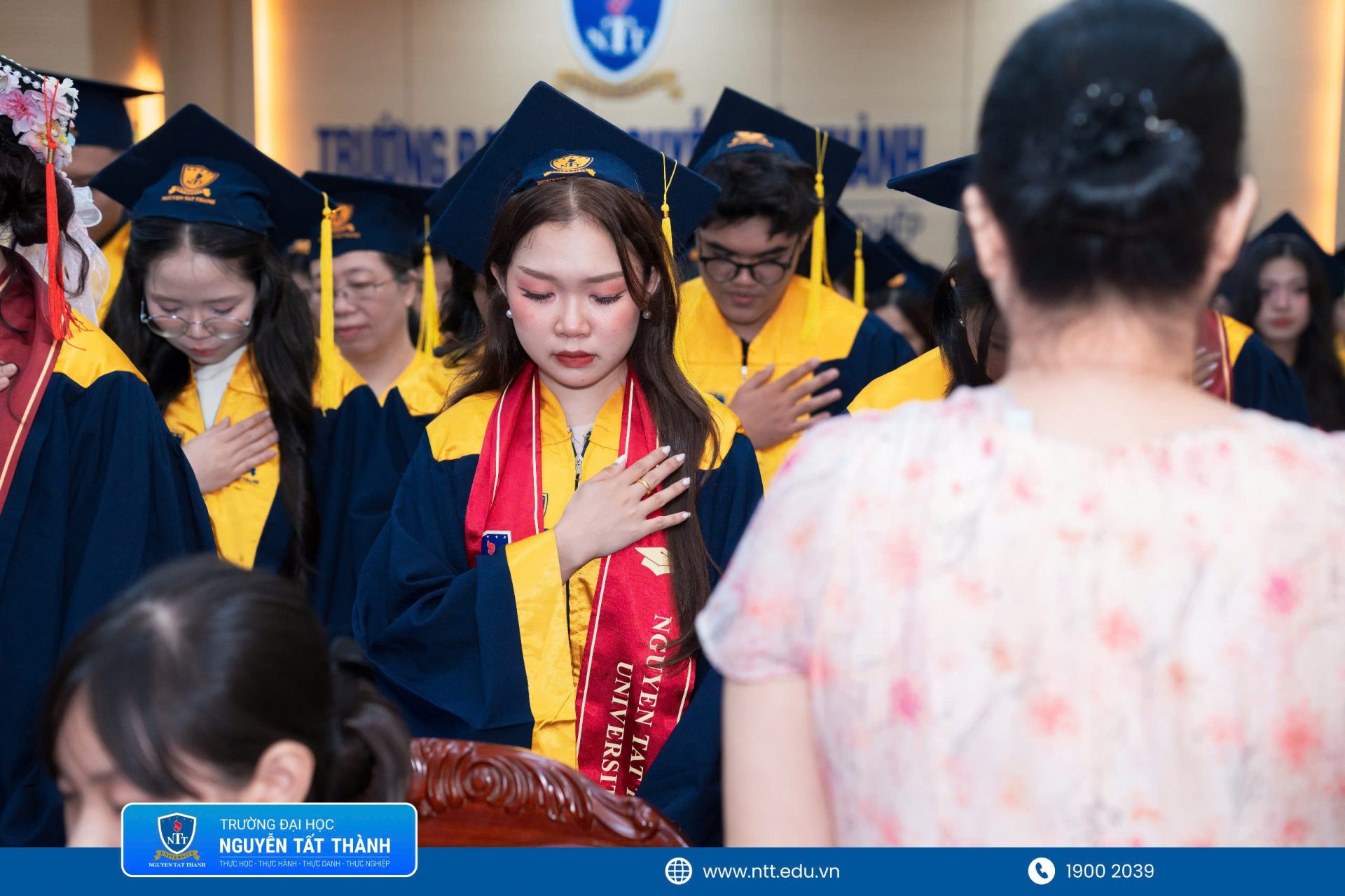 Trong nghi thức tri ân, các tân khoa cùng cúi đầu cảm ơn cha mẹ và gia đình; Trường Đại học Nguyễn Tất Thành cũng trân trọng gửi lời tri ân đến quý phụ huynh vì đã luôn tin tưởng, sẻ chia và cùng Nhà trường nâng bước các em trên hành trình trưởng thành