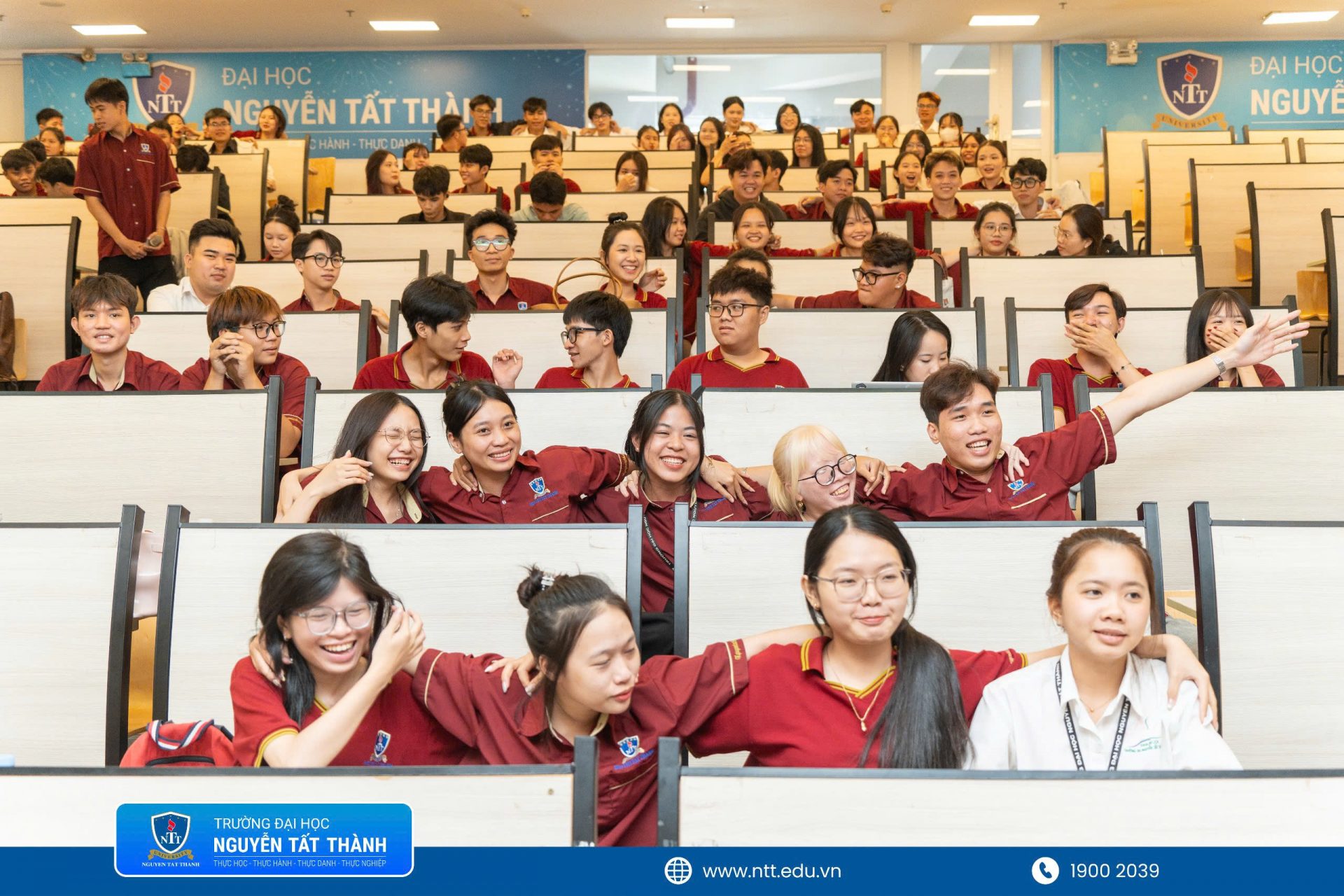 Không khí hội trường trở nên sôi động ngay từ phần khởi động với các hoạt động tương tác cùng diễn giả Bùi Bá Tòng