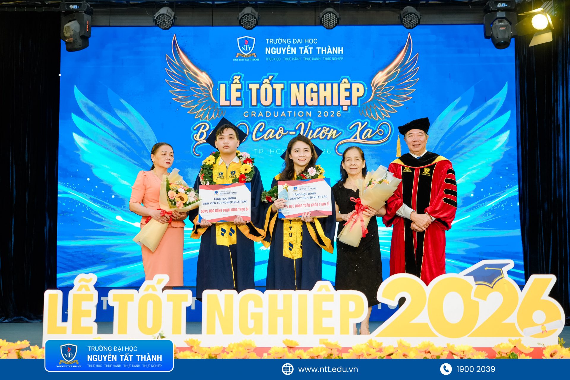 PGS.TS.NGƯT Nguyễn Kim Hồng và PGS.TS Nguyễn Lan Phương thay mặt đội ngũ sư phạm Trường Đại học Nguyễn Tất Thành trao hoa tri ân đến quý phụ huynh – những người luôn âm thầm đồng hành cùng các tân khoa trên hành trình trưởng thành. 
