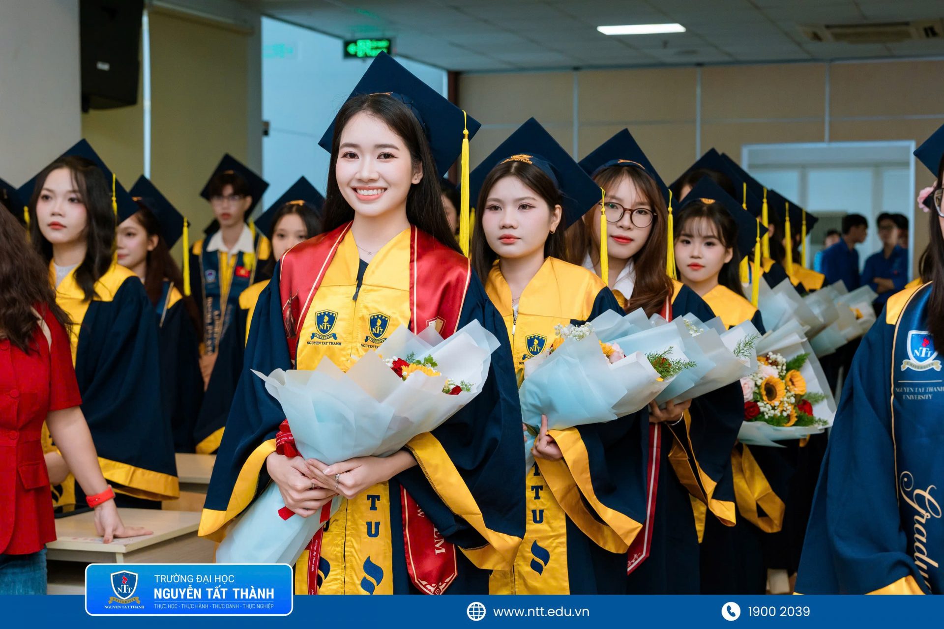 Từ một nguyện vọng tuổi 18 đến ngày nhận bằng: Gần 2.000 tân khoa NTTU trưởng thành