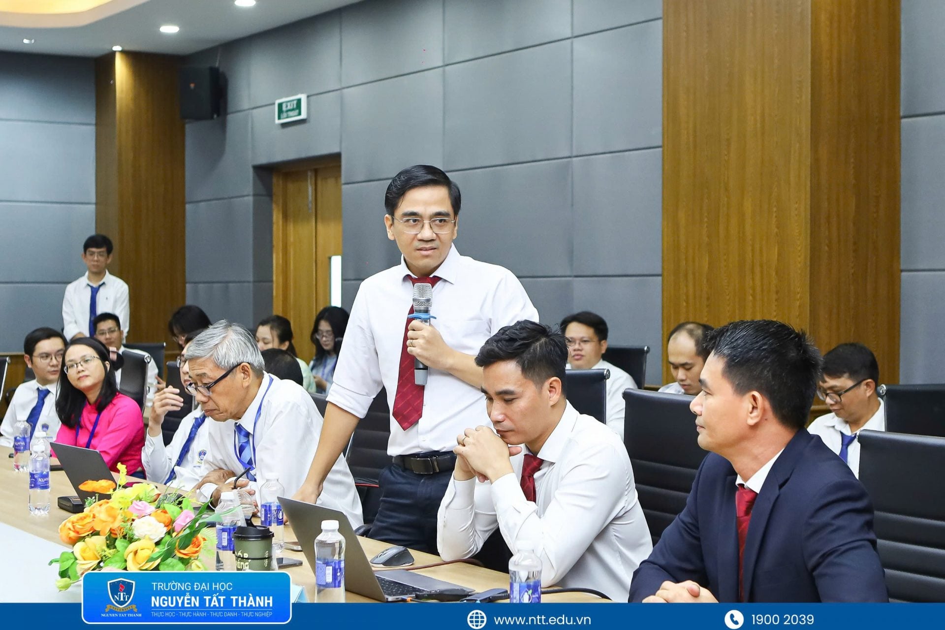 1. Hội thảo ghi nhận nhiều ý kiến trao đổi xoay quanh việc sử dụng AI minh bạch, hiệu quả và có trách nhiệm trong giảng dạy, học tập
