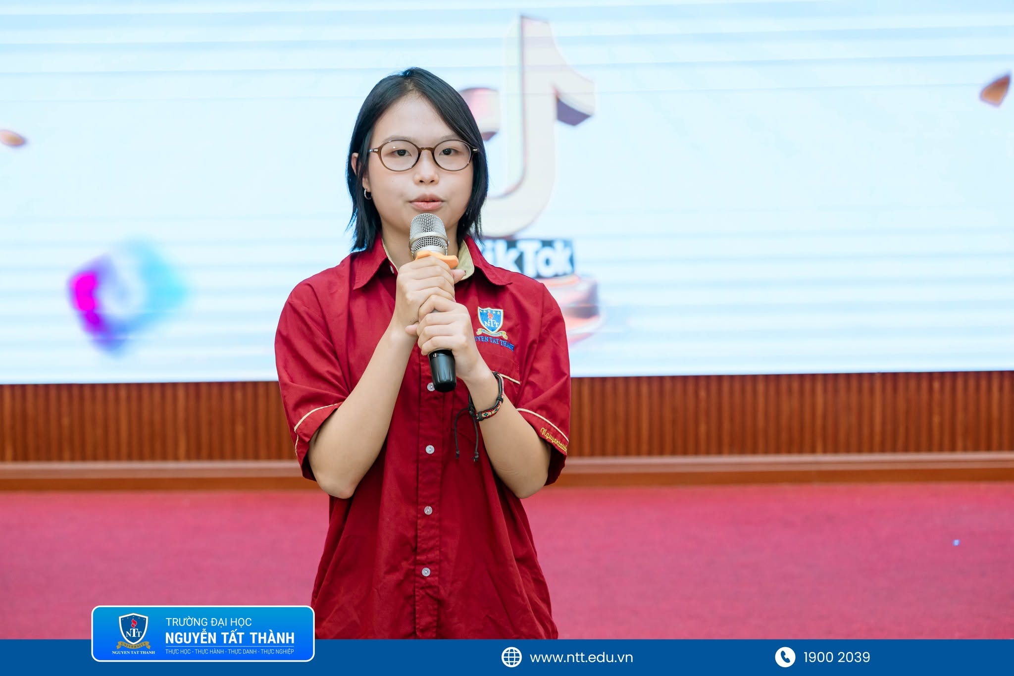 Sinh viên Lê Thị Lệ – Khoa Truyền thông sáng tạo, chủ nhân Giải Nhất cuộc thi, chia sẻ hành trình thực hiện tác phẩm “Nhật ký 19: Một ngày đi học cùng sinh viên NTTU”; qua đó cho thấy môi trường học tập tại NTTU khuyến khích sinh viên sáng tạo nội dung, rèn kỹ năng truyền thông số và tự tin kể câu chuyện của chính mình.