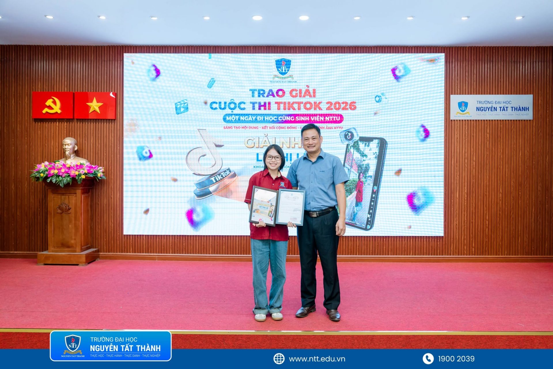 Ban Tổ chức trao Giải Nhất cho sinh viên Lê Thị Lệ – Khoa Truyền thông sáng tạo với tác phẩm “Nhật ký 19: Một ngày đi học cùng sinh viên NTTU”