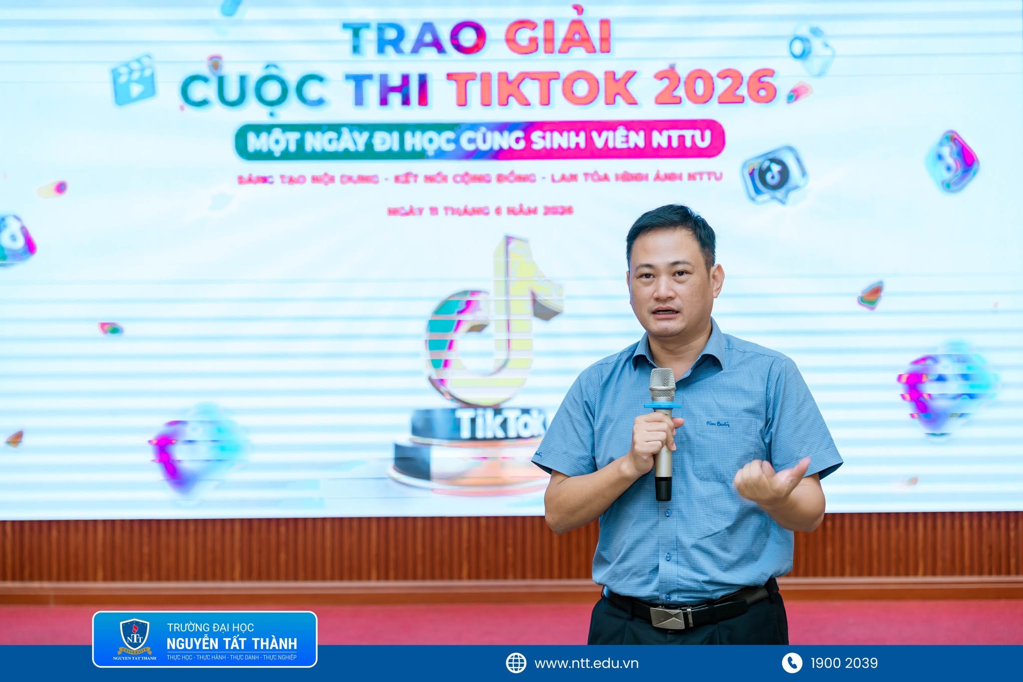 ThS. Bùi Quang Trung – Trưởng Phòng Truyền thông Trường Đại học Nguyễn Tất Thành phát biểu tại Lễ trao giải Cuộc thi sáng tạo nội dung TikTok “Một ngày đi học cùng sinh viên NTTU” năm 2026
