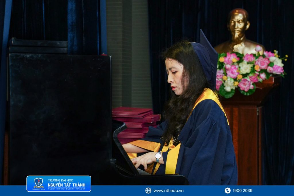 Trong lễ phục tốt nghiệp, Trần Thảo Uyên tập trung thể hiện tác phẩm piano – món quà âm nhạc gửi đến các tân khoa, phụ huynh và thầy cô trong ngày nhận bằng