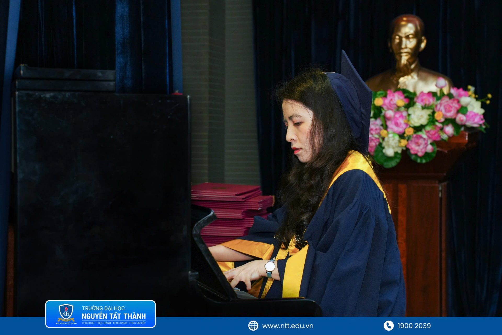 Trong lễ phục tốt nghiệp, Trần Thảo Uyên tập trung thể hiện tác phẩm piano – món quà âm nhạc gửi đến các tân khoa, phụ huynh và thầy cô trong ngày nhận bằng