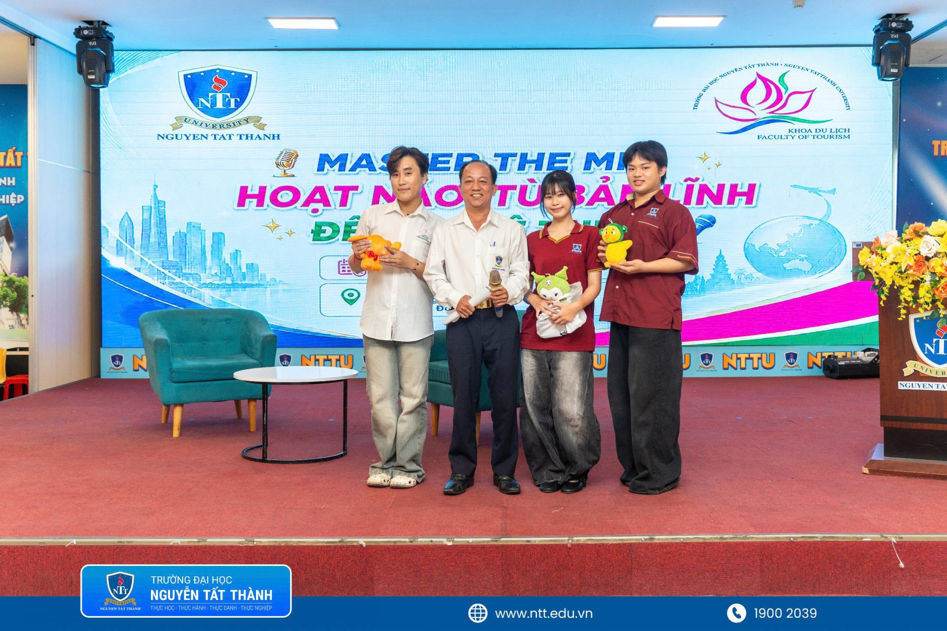 Không khí hội trường trở nên sôi động ngay từ phần khởi động với các hoạt động tương tác cùng diễn giả Bùi Bá Tòng