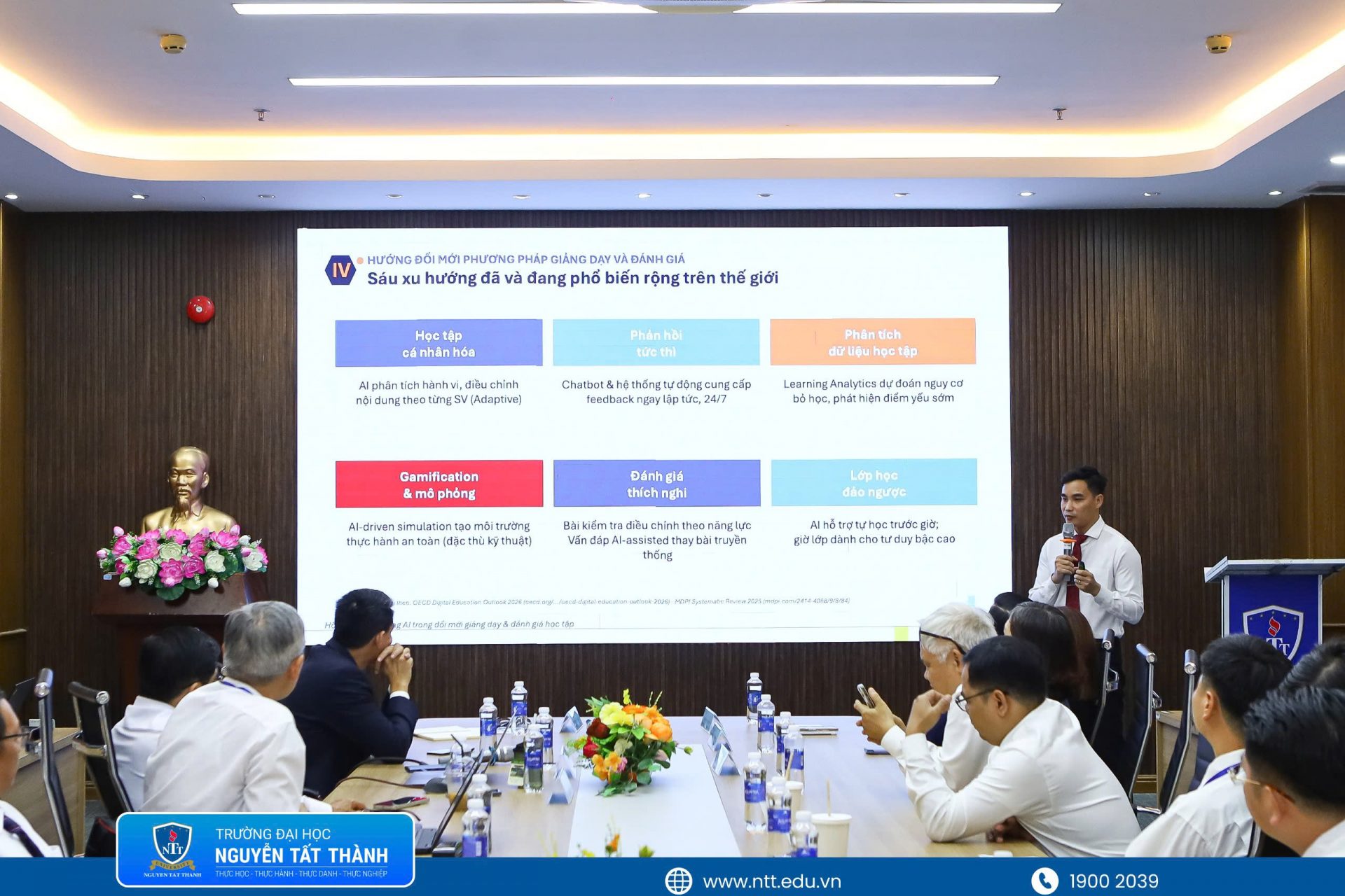 TS. Dương Hoàng Long – Phó Trưởng Khoa Kỹ thuật – Công nghệ trình bày báo cáo chuyên đề về ứng dụng AI trong giáo dục đại học