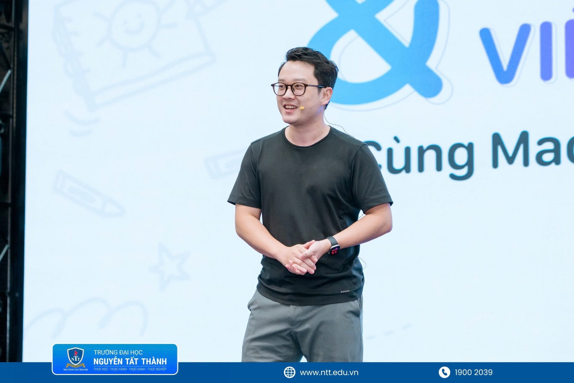 Diễn giả chia sẻ những kinh nghiệm thực tế trong quản lý thời gian, ghi chú, tóm tắt nội dung và tối ưu hiệu suất học tập, làm việc trong thời đại số.