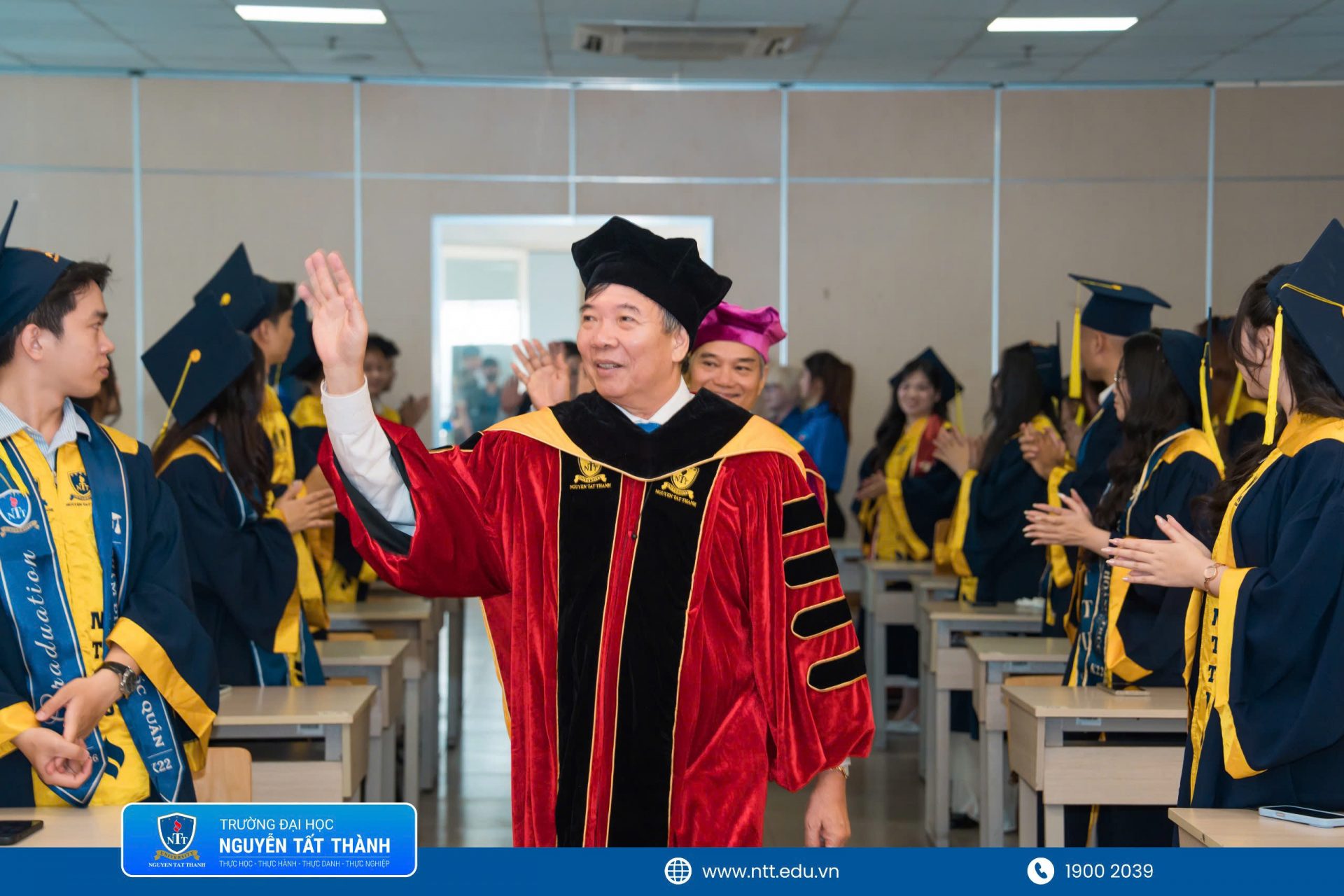 Đại diện các tân khoa NTTU trao hoa tri ân quý thầy cô – những người đã bền bỉ đồng hành, truyền cảm hứng và nâng đỡ sinh viên trên hành trình trưởng thành.